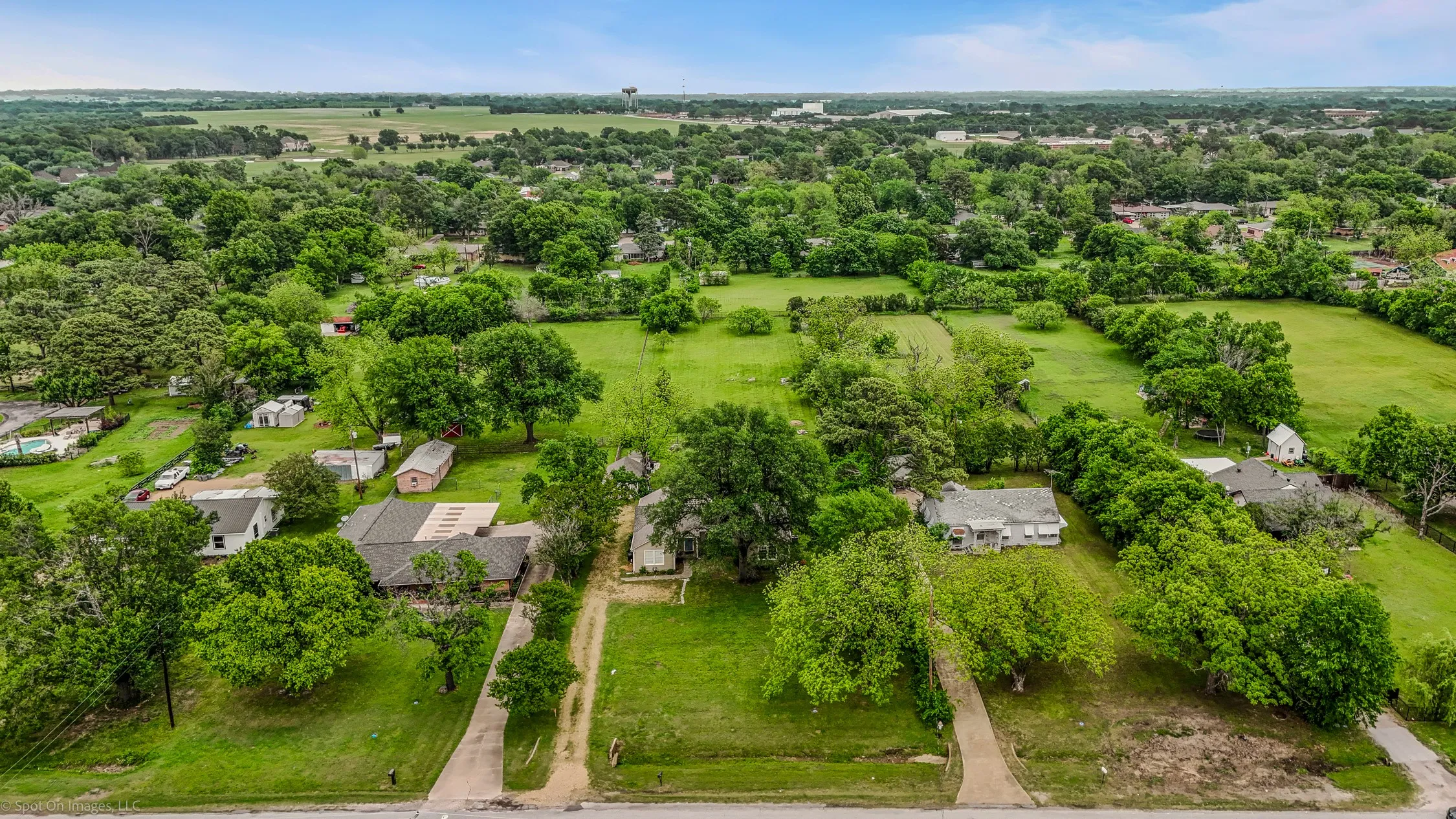 Single Family Residence For Sale in Kaufman County , 914 Griffith Avenue, Terrell, Texas 75160, 3 Bedroom, 2 Bathroom, 1 Garage spaces, 1,882 Sqft, built in 1950, Preowned, mls#21233164, Real Estate Agent in Terrell, Homes For Sale in Kaufman county, Homes For Sale in Terrell, Realtor in Terrell Texas, Real Estate Brokerage Independent Realty Texas, Luminita Cordes Realtor