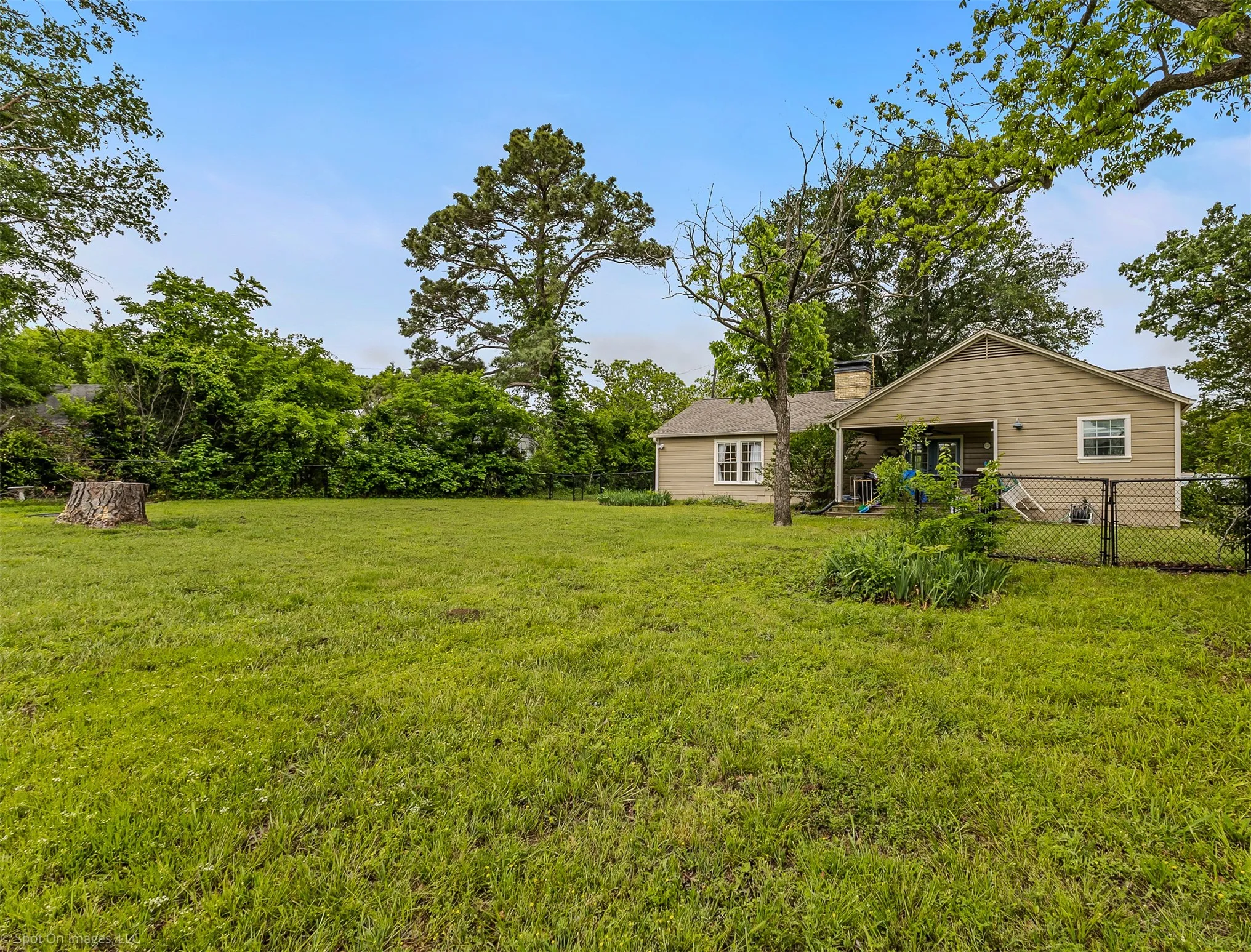 Single Family Residence For Sale in Kaufman County , 914 Griffith Avenue, Terrell, Texas 75160, 3 Bedroom, 2 Bathroom, 1 Garage spaces, 1,882 Sqft, built in 1950, Preowned, mls#21233164, Real Estate Agent in Terrell, Homes For Sale in Kaufman county, Homes For Sale in Terrell, Realtor in Terrell Texas, Real Estate Brokerage Independent Realty Texas, Luminita Cordes Realtor