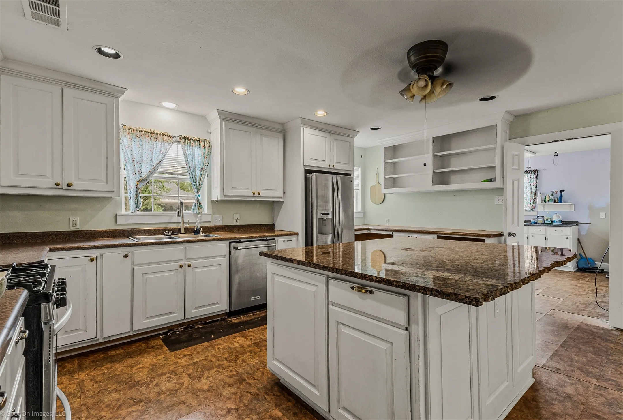 Single Family Residence For Sale in Kaufman County , 914 Griffith Avenue, Terrell, Texas 75160, 3 Bedroom, 2 Bathroom, 1 Garage spaces, 1,882 Sqft, built in 1950, Preowned, mls#21233164, Real Estate Agent in Terrell, Homes For Sale in Kaufman county, Homes For Sale in Terrell, Realtor in Terrell Texas, Real Estate Brokerage Independent Realty Texas, Luminita Cordes Realtor