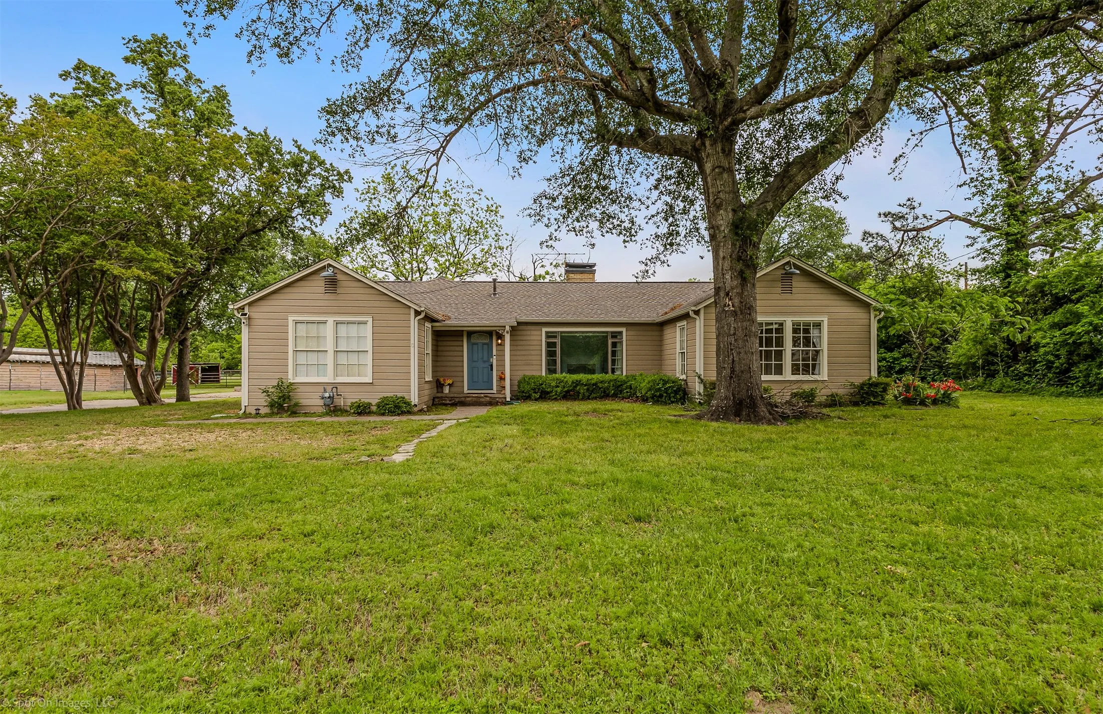 Single Family Residence For Sale in Kaufman County , 914 Griffith Avenue, Terrell, Texas 75160, 3 Bedroom, 2 Bathroom, 1 Garage spaces, 1,882 Sqft, built in 1950, Preowned, mls#21233164, Real Estate Agent in Terrell, Homes For Sale in Kaufman county, Homes For Sale in Terrell, Realtor in Terrell Texas, Real Estate Brokerage Independent Realty Texas, Luminita Cordes Realtor