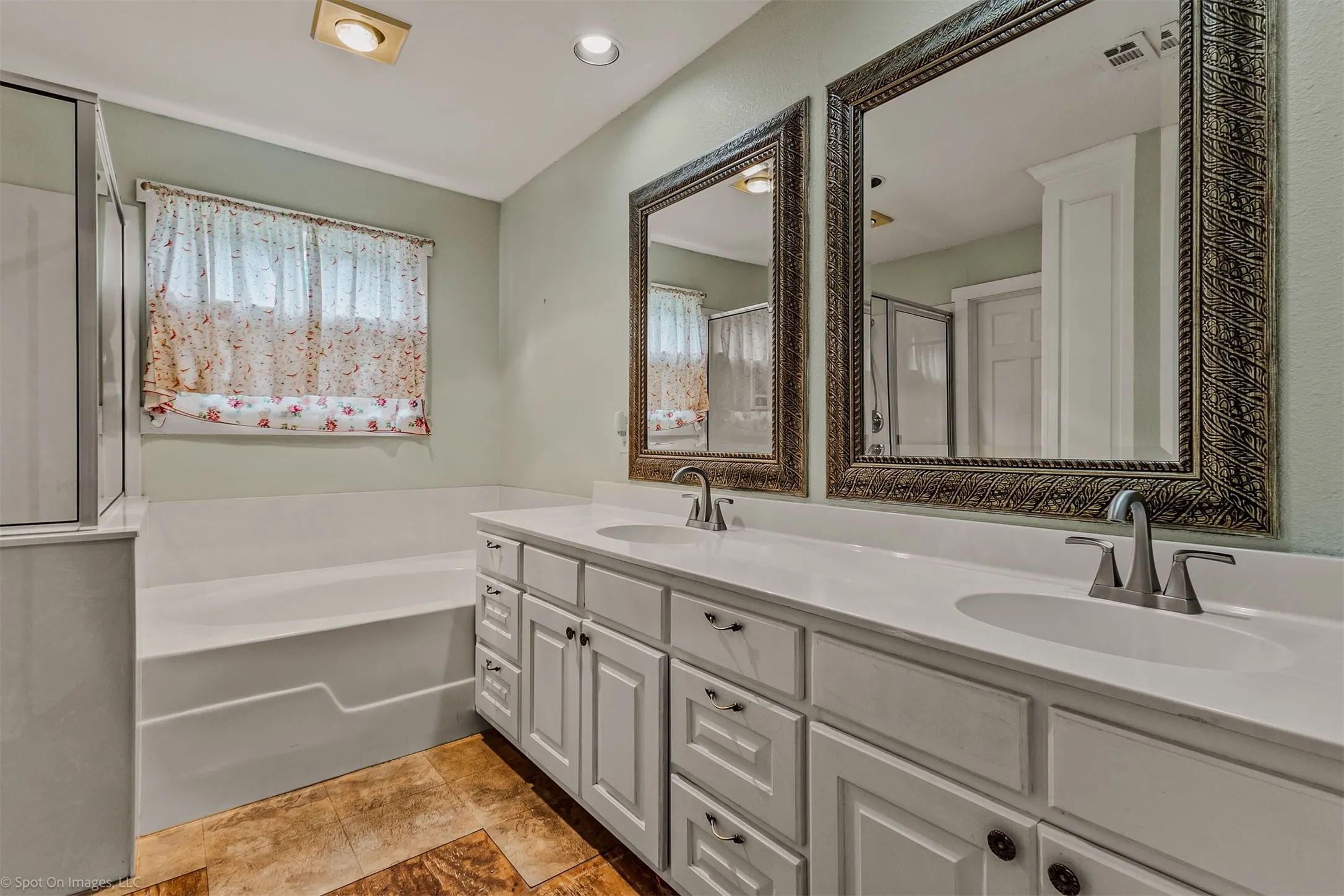 Single Family Residence For Sale in Kaufman County , 914 Griffith Avenue, Terrell, Texas 75160, 3 Bedroom, 2 Bathroom, 1 Garage spaces, 1,882 Sqft, built in 1950, Preowned, mls#21233164, Real Estate Agent in Terrell, Homes For Sale in Kaufman county, Homes For Sale in Terrell, Realtor in Terrell Texas, Real Estate Brokerage Independent Realty Texas, Luminita Cordes Realtor