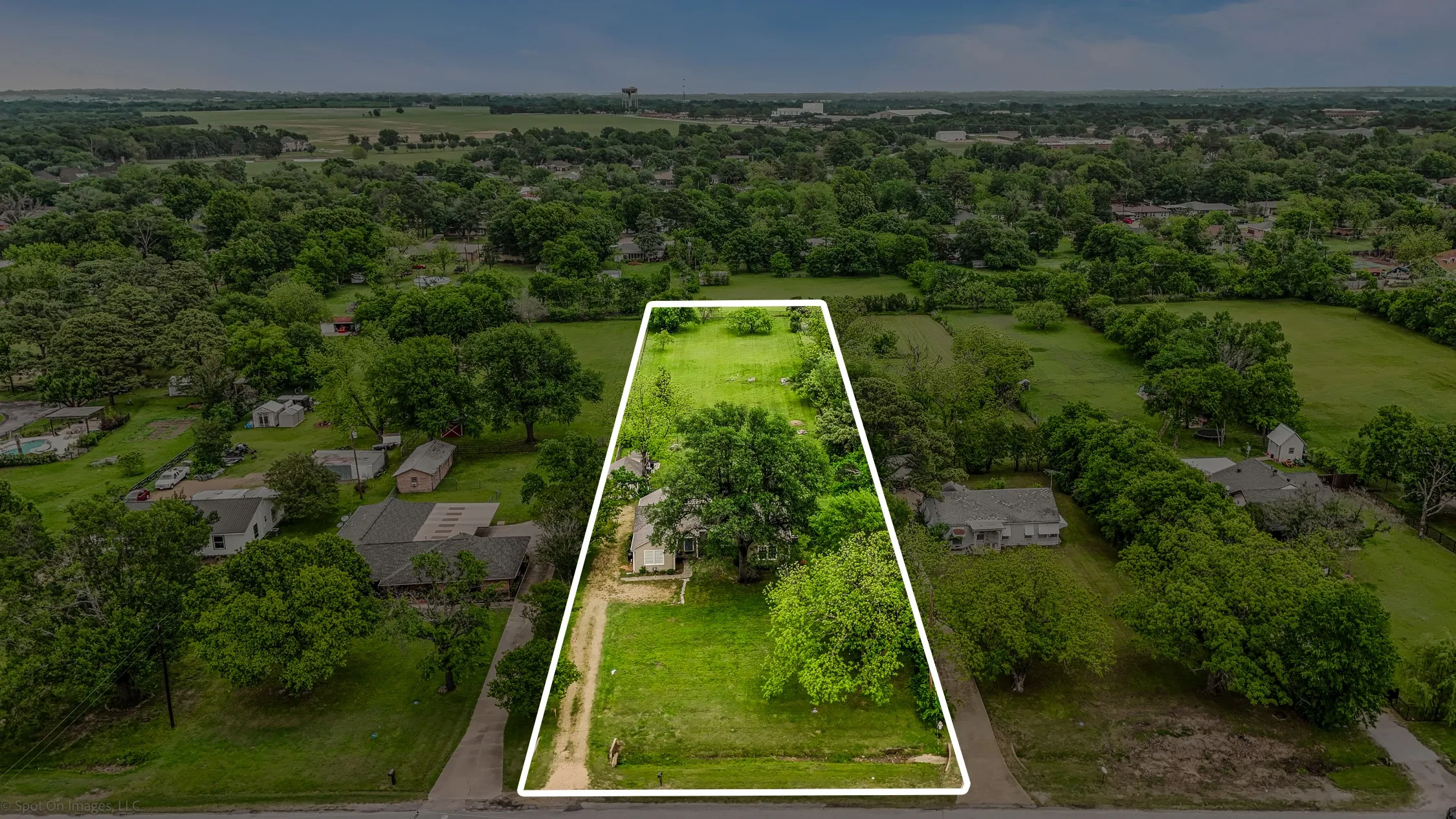 Single Family Residence For Sale in Kaufman County , 914 Griffith Avenue, Terrell, Texas 75160, 3 Bedroom, 2 Bathroom, 1 Garage spaces, 1,882 Sqft, built in 1950, Preowned, mls#21233164, Real Estate Agent in Terrell, Homes For Sale in Kaufman county, Homes For Sale in Terrell, Realtor in Terrell Texas, Real Estate Brokerage Independent Realty Texas, Luminita Cordes Realtor