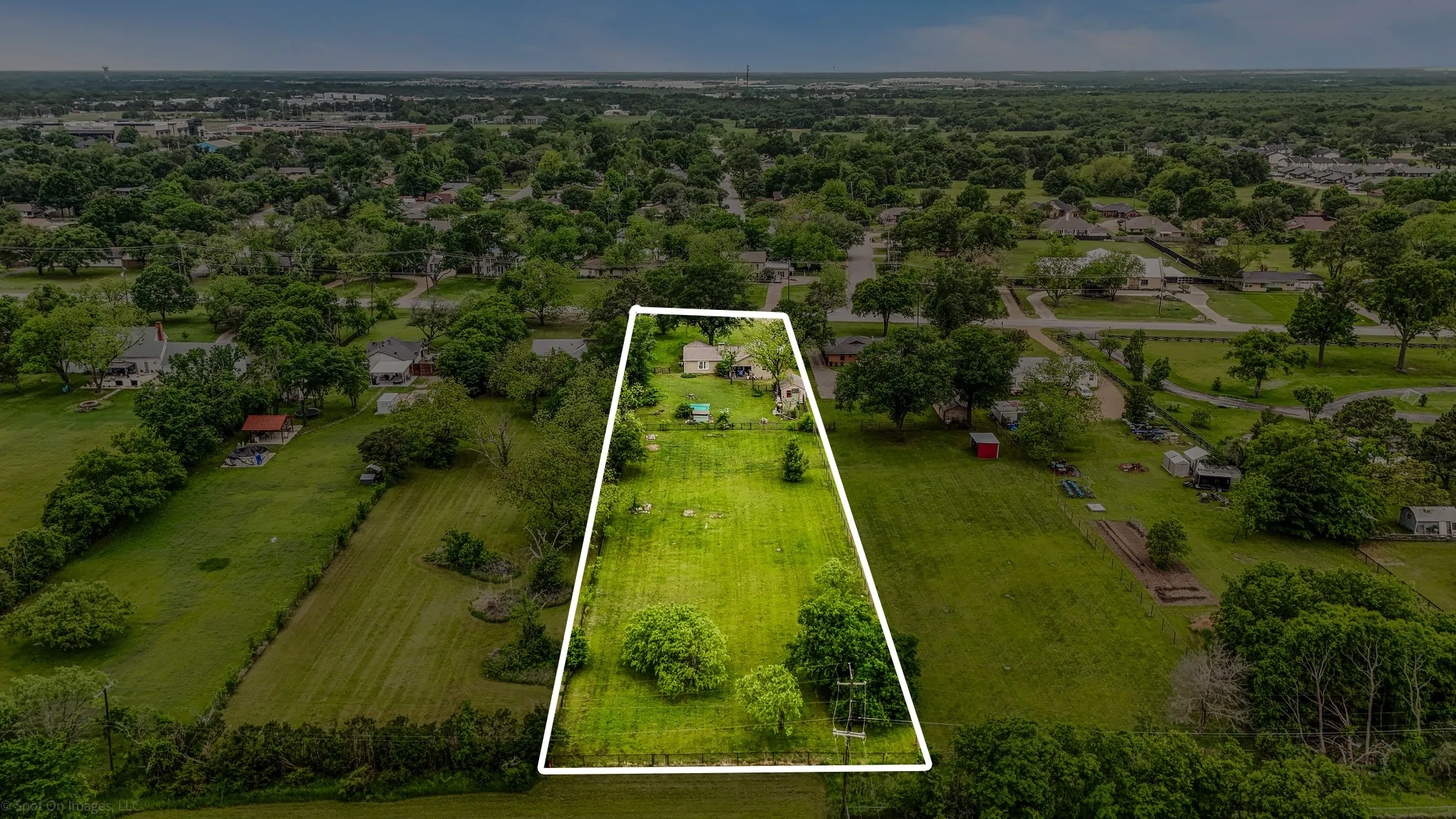 Single Family Residence For Sale in Kaufman County , 914 Griffith Avenue, Terrell, Texas 75160, 3 Bedroom, 2 Bathroom, 1 Garage spaces, 1,882 Sqft, built in 1950, Preowned, mls#21233164, Real Estate Agent in Terrell, Homes For Sale in Kaufman county, Homes For Sale in Terrell, Realtor in Terrell Texas, Real Estate Brokerage Independent Realty Texas, Luminita Cordes Realtor