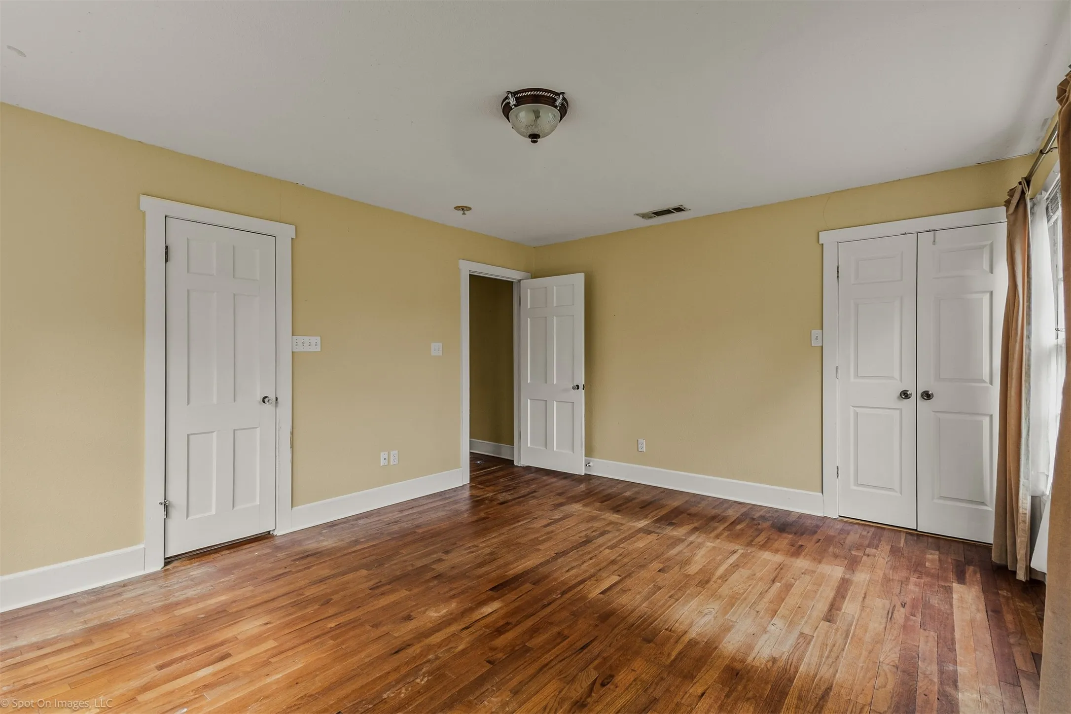 Single Family Residence For Sale in Kaufman County , 914 Griffith Avenue, Terrell, Texas 75160, 3 Bedroom, 2 Bathroom, 1 Garage spaces, 1,882 Sqft, built in 1950, Preowned, mls#21233164, Real Estate Agent in Terrell, Homes For Sale in Kaufman county, Homes For Sale in Terrell, Realtor in Terrell Texas, Real Estate Brokerage Independent Realty Texas, Luminita Cordes Realtor