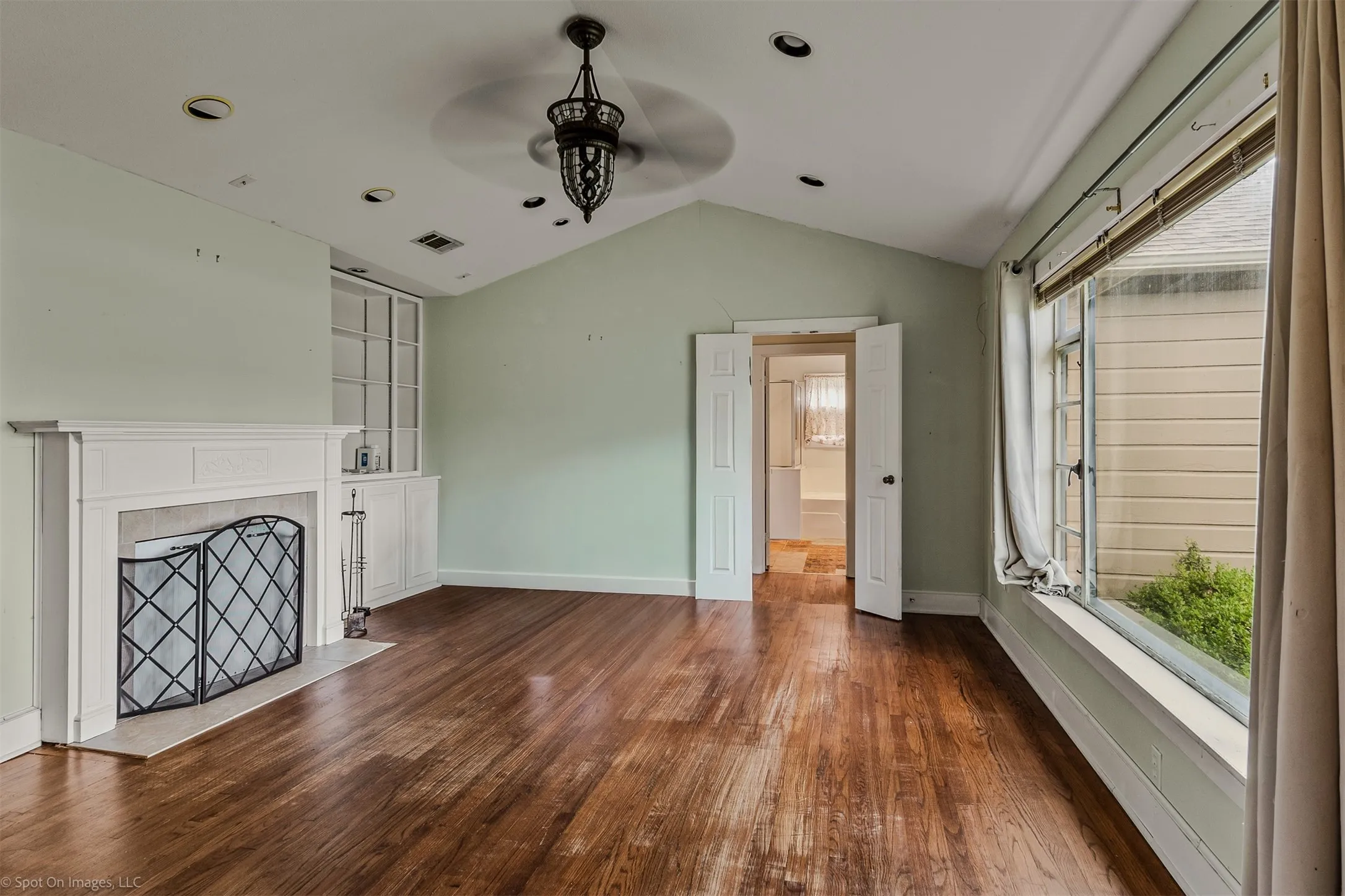 Single Family Residence For Sale in Kaufman County , 914 Griffith Avenue, Terrell, Texas 75160, 3 Bedroom, 2 Bathroom, 1 Garage spaces, 1,882 Sqft, built in 1950, Preowned, mls#21233164, Real Estate Agent in Terrell, Homes For Sale in Kaufman county, Homes For Sale in Terrell, Realtor in Terrell Texas, Real Estate Brokerage Independent Realty Texas, Luminita Cordes Realtor