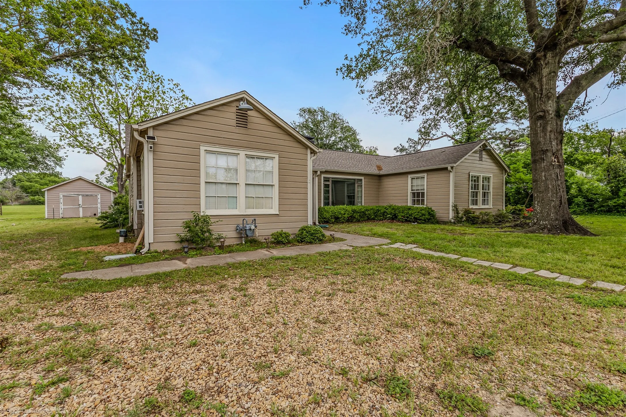 Single Family Residence For Sale in Kaufman County , 914 Griffith Avenue, Terrell, Texas 75160, 3 Bedroom, 2 Bathroom, 1 Garage spaces, 1,882 Sqft, built in 1950, Preowned, mls#21233164, Real Estate Agent in Terrell, Homes For Sale in Kaufman county, Homes For Sale in Terrell, Realtor in Terrell Texas, Real Estate Brokerage Independent Realty Texas, Luminita Cordes Realtor