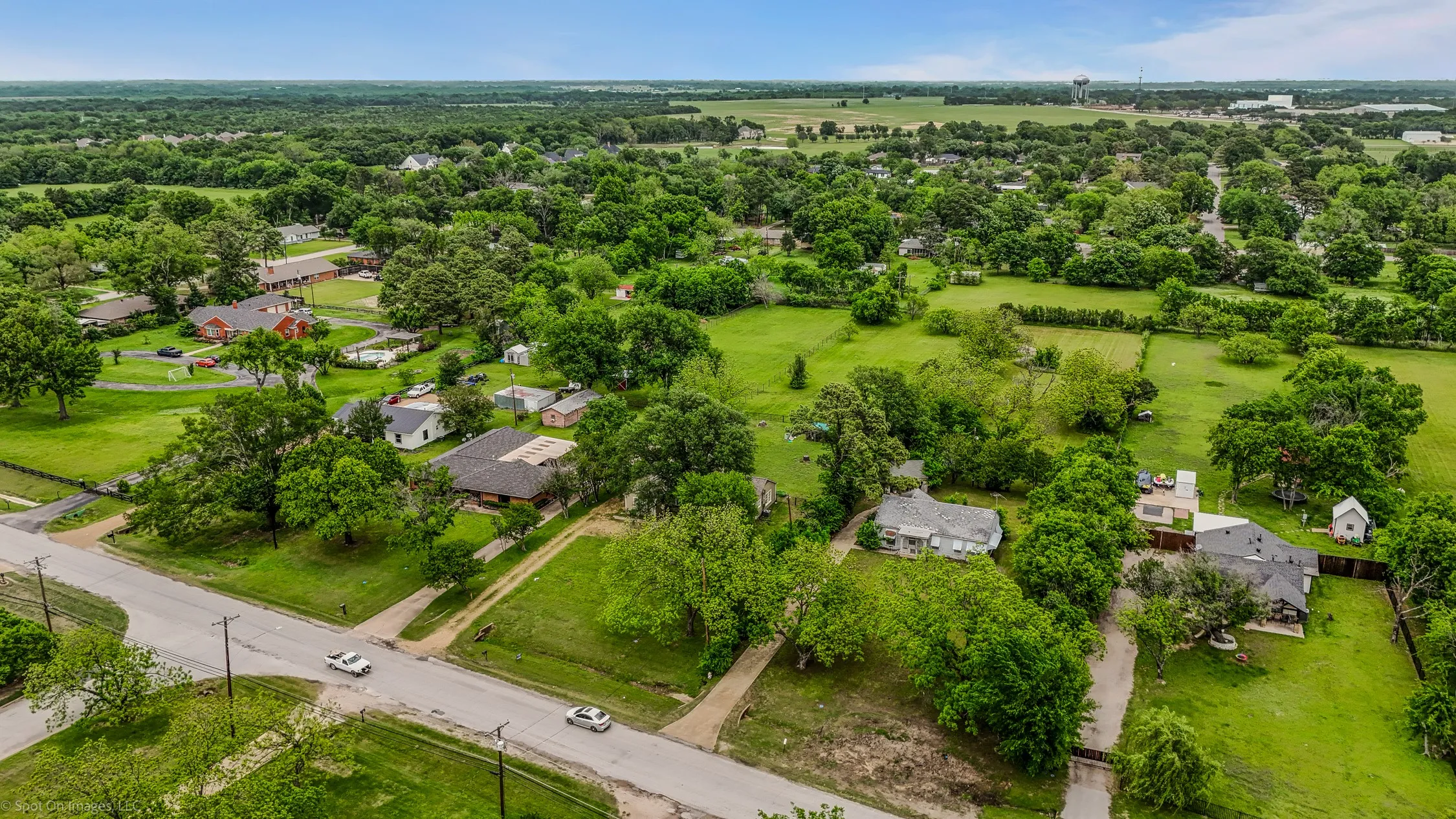Single Family Residence For Sale in Kaufman County , 914 Griffith Avenue, Terrell, Texas 75160, 3 Bedroom, 2 Bathroom, 1 Garage spaces, 1,882 Sqft, built in 1950, Preowned, mls#21233164, Real Estate Agent in Terrell, Homes For Sale in Kaufman county, Homes For Sale in Terrell, Realtor in Terrell Texas, Real Estate Brokerage Independent Realty Texas, Luminita Cordes Realtor