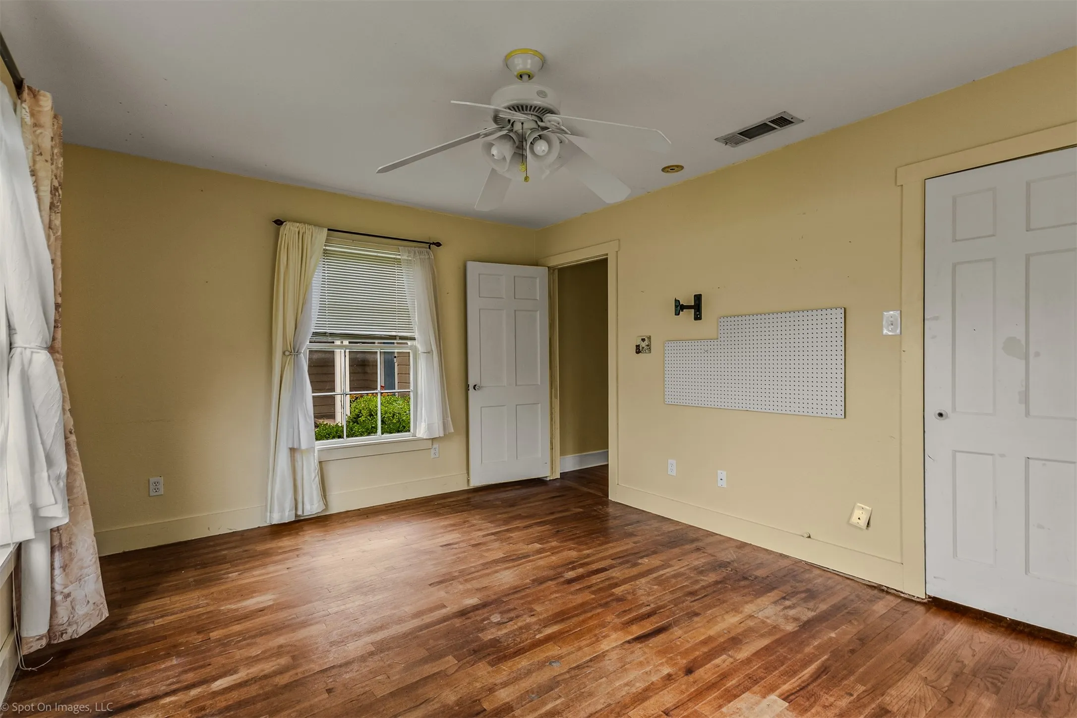 Single Family Residence For Sale in Kaufman County , 914 Griffith Avenue, Terrell, Texas 75160, 3 Bedroom, 2 Bathroom, 1 Garage spaces, 1,882 Sqft, built in 1950, Preowned, mls#21233164, Real Estate Agent in Terrell, Homes For Sale in Kaufman county, Homes For Sale in Terrell, Realtor in Terrell Texas, Real Estate Brokerage Independent Realty Texas, Luminita Cordes Realtor