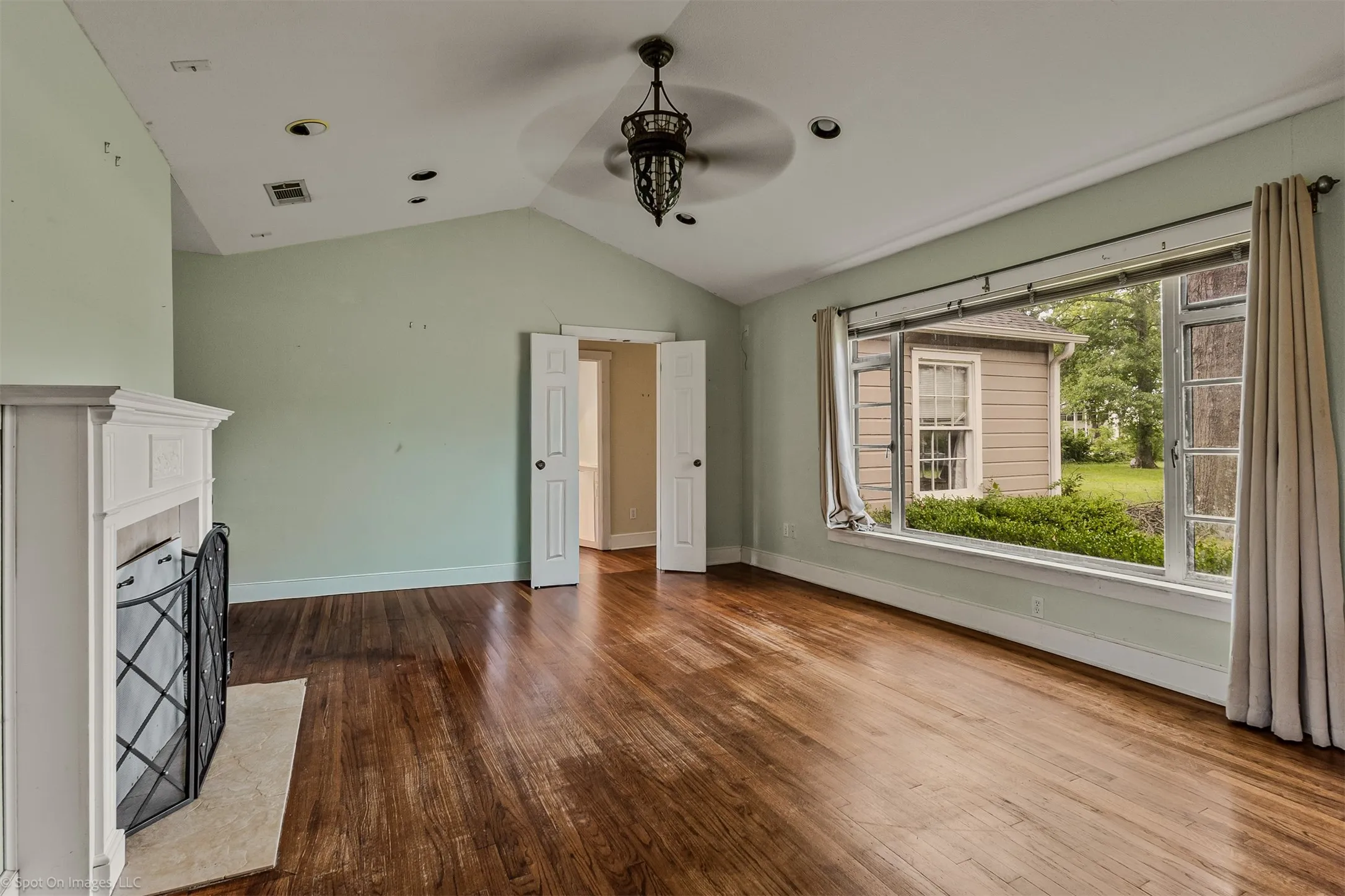 Single Family Residence For Sale in Kaufman County , 914 Griffith Avenue, Terrell, Texas 75160, 3 Bedroom, 2 Bathroom, 1 Garage spaces, 1,882 Sqft, built in 1950, Preowned, mls#21233164, Real Estate Agent in Terrell, Homes For Sale in Kaufman county, Homes For Sale in Terrell, Realtor in Terrell Texas, Real Estate Brokerage Independent Realty Texas, Luminita Cordes Realtor