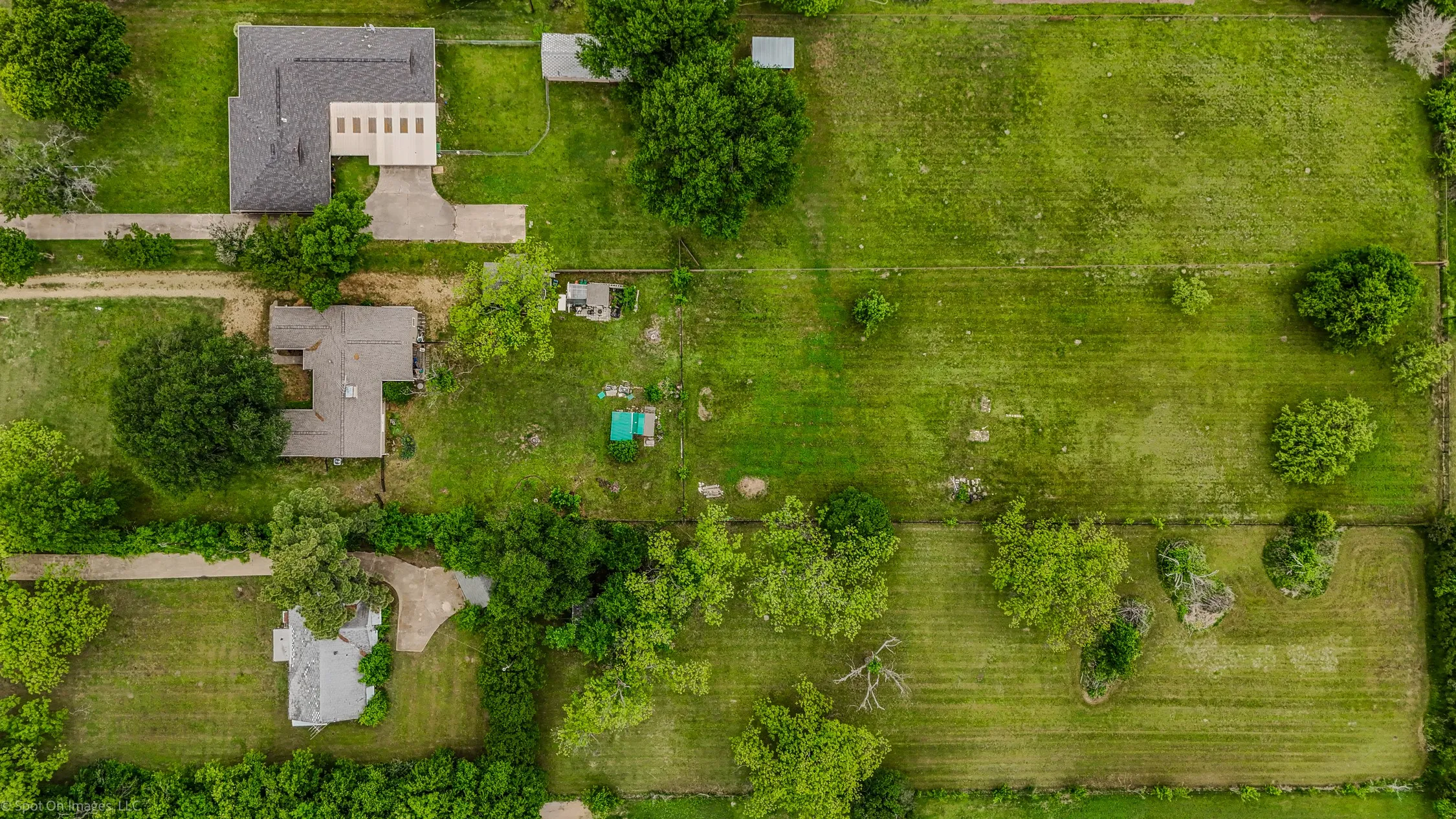 Single Family Residence For Sale in Kaufman County , 914 Griffith Avenue, Terrell, Texas 75160, 3 Bedroom, 2 Bathroom, 1 Garage spaces, 1,882 Sqft, built in 1950, Preowned, mls#21233164, Real Estate Agent in Terrell, Homes For Sale in Kaufman county, Homes For Sale in Terrell, Realtor in Terrell Texas, Real Estate Brokerage Independent Realty Texas, Luminita Cordes Realtor