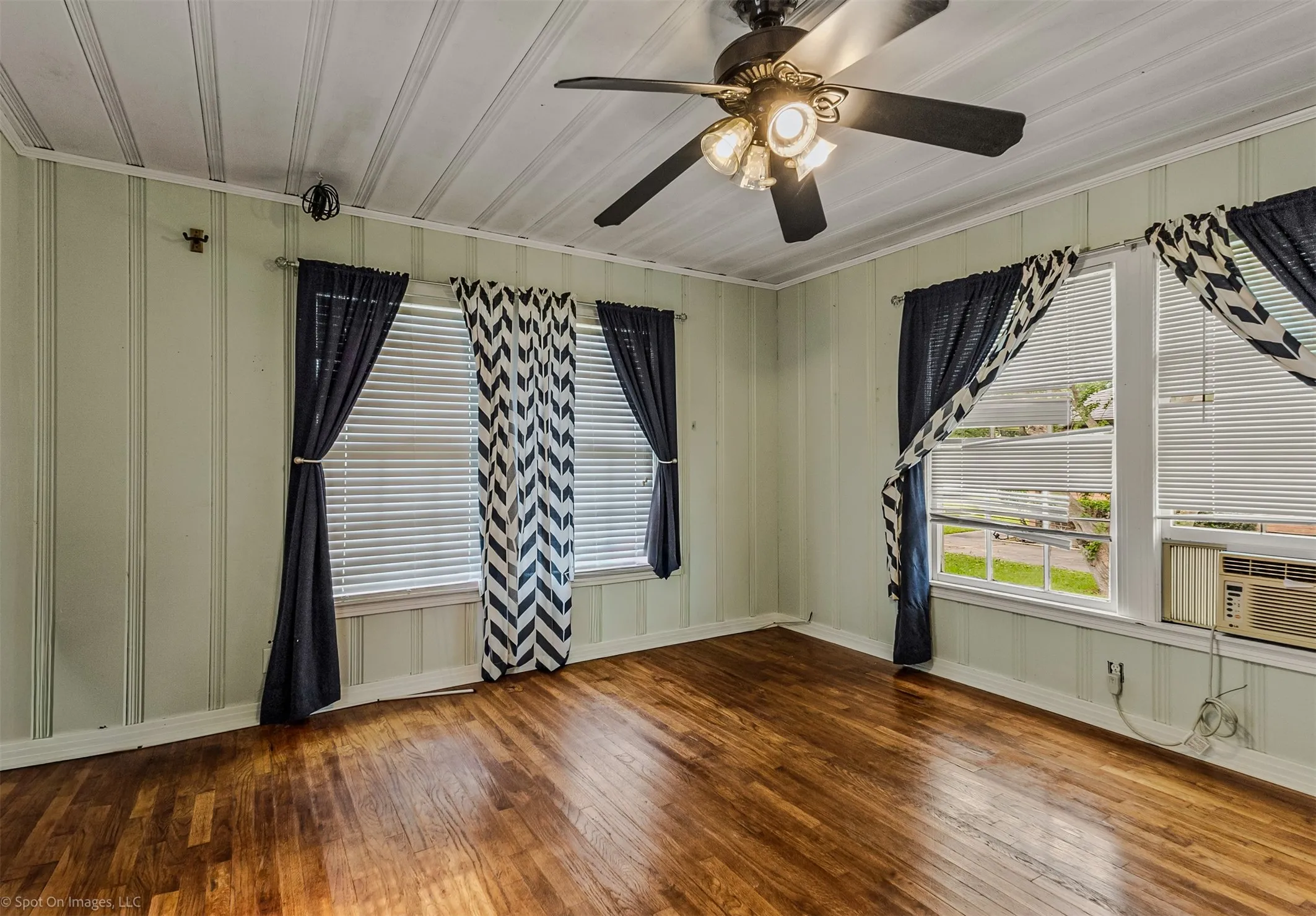 Single Family Residence For Sale in Kaufman County , 914 Griffith Avenue, Terrell, Texas 75160, 3 Bedroom, 2 Bathroom, 1 Garage spaces, 1,882 Sqft, built in 1950, Preowned, mls#21233164, Real Estate Agent in Terrell, Homes For Sale in Kaufman county, Homes For Sale in Terrell, Realtor in Terrell Texas, Real Estate Brokerage Independent Realty Texas, Luminita Cordes Realtor