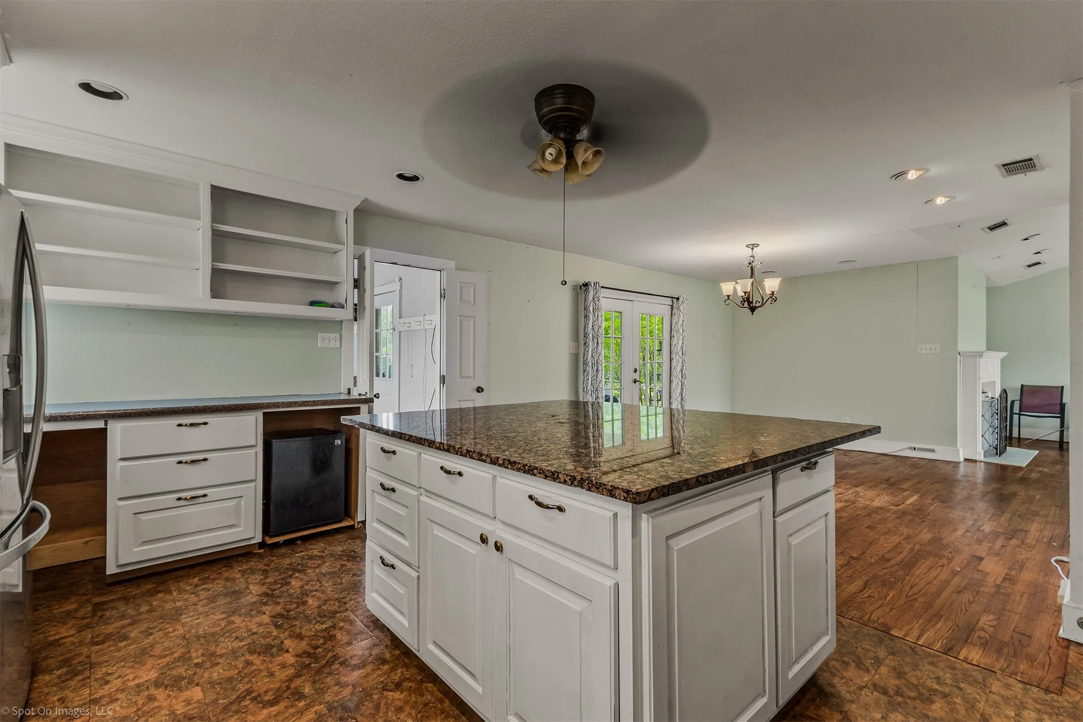 Single Family Residence For Sale in Kaufman County , 914 Griffith Avenue, Terrell, Texas 75160, 3 Bedroom, 2 Bathroom, 1 Garage spaces, 1,882 Sqft, built in 1950, Preowned, mls#21233164, Real Estate Agent in Terrell, Homes For Sale in Kaufman county, Homes For Sale in Terrell, Realtor in Terrell Texas, Real Estate Brokerage Independent Realty Texas, Luminita Cordes Realtor