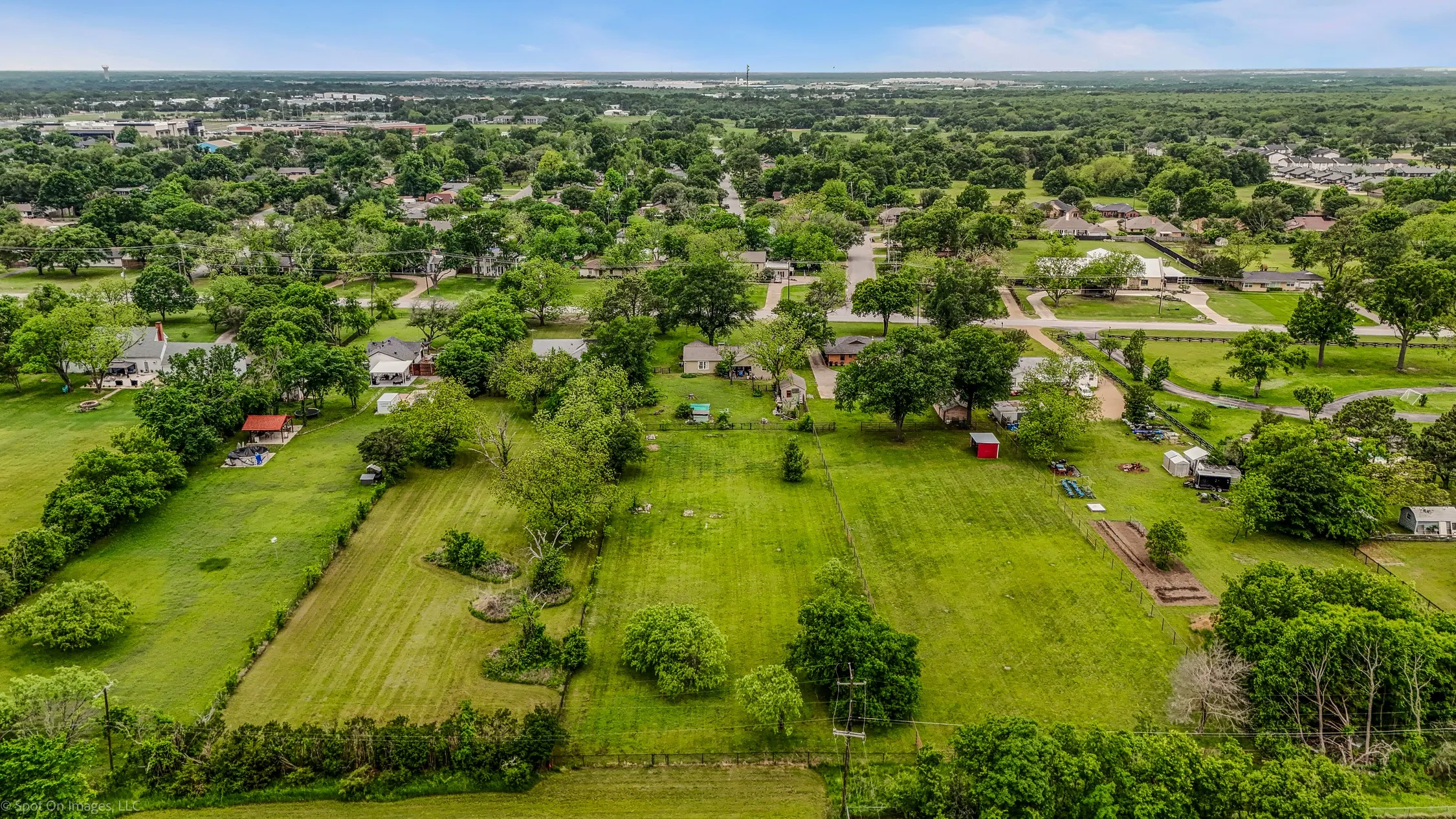 Single Family Residence For Sale in Kaufman County , 914 Griffith Avenue, Terrell, Texas 75160, 3 Bedroom, 2 Bathroom, 1 Garage spaces, 1,882 Sqft, built in 1950, Preowned, mls#21233164, Real Estate Agent in Terrell, Homes For Sale in Kaufman county, Homes For Sale in Terrell, Realtor in Terrell Texas, Real Estate Brokerage Independent Realty Texas, Luminita Cordes Realtor