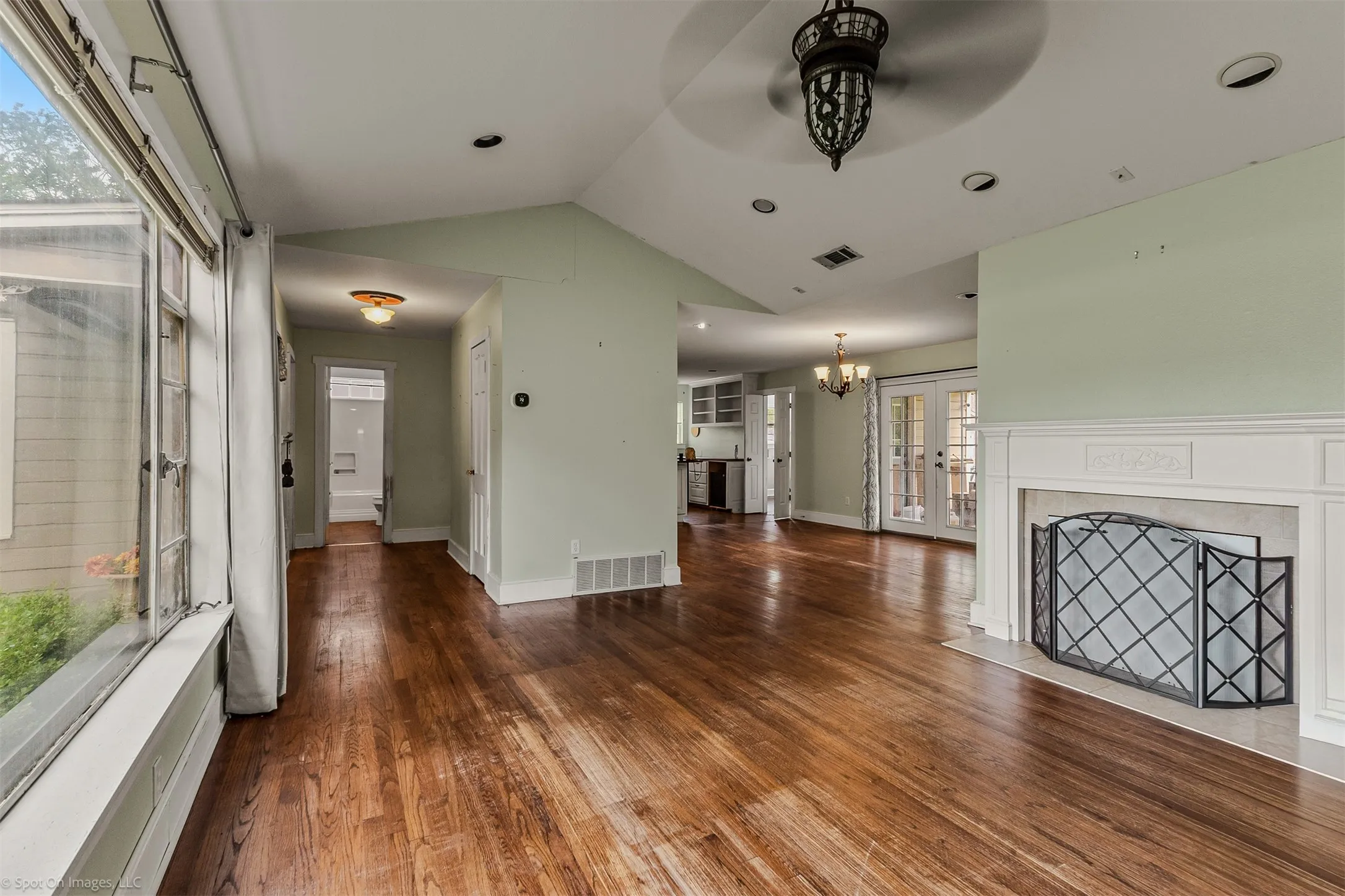 Single Family Residence For Sale in Kaufman County , 914 Griffith Avenue, Terrell, Texas 75160, 3 Bedroom, 2 Bathroom, 1 Garage spaces, 1,882 Sqft, built in 1950, Preowned, mls#21233164, Real Estate Agent in Terrell, Homes For Sale in Kaufman county, Homes For Sale in Terrell, Realtor in Terrell Texas, Real Estate Brokerage Independent Realty Texas, Luminita Cordes Realtor