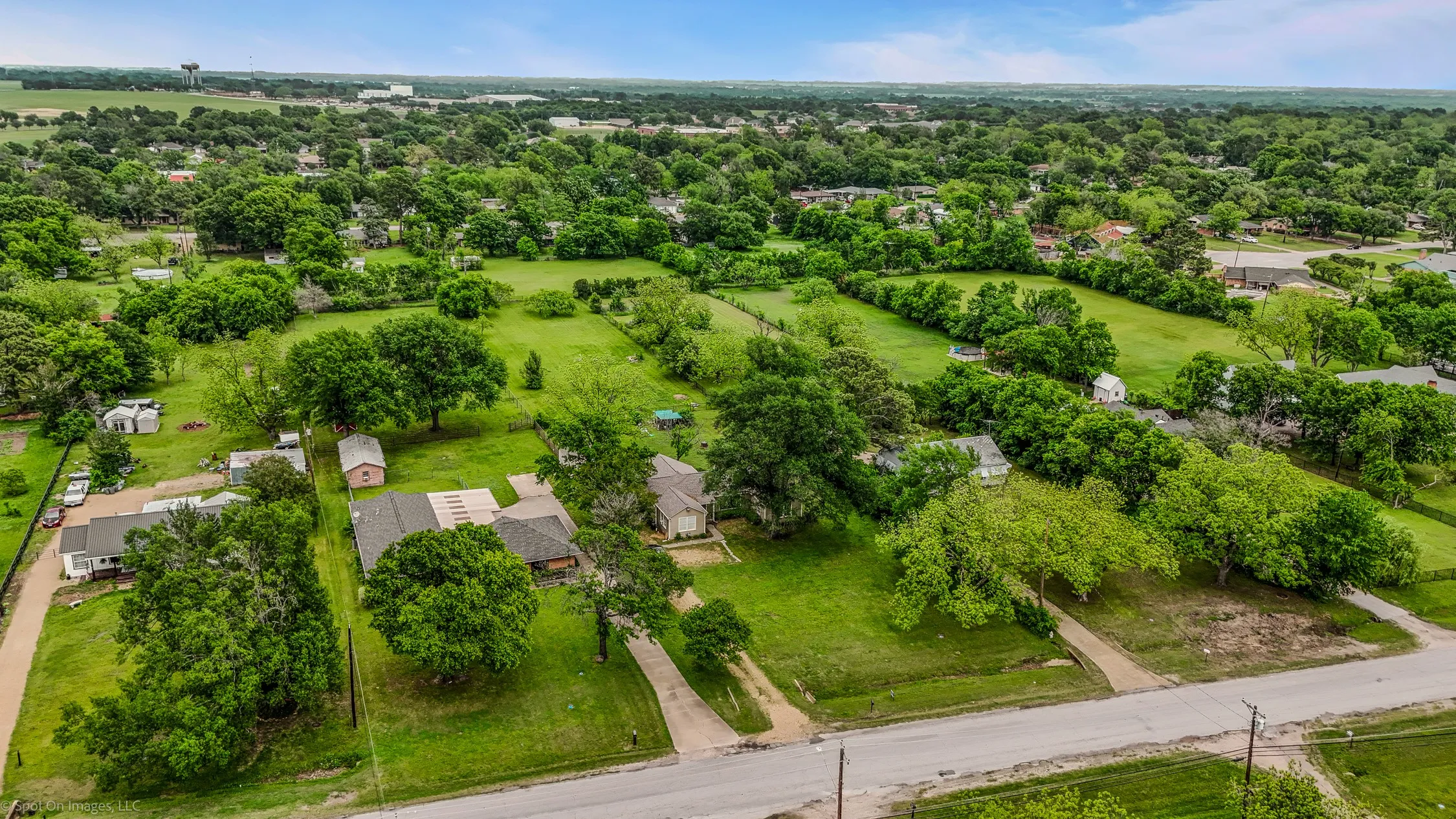 Single Family Residence For Sale in Kaufman County , 914 Griffith Avenue, Terrell, Texas 75160, 3 Bedroom, 2 Bathroom, 1 Garage spaces, 1,882 Sqft, built in 1950, Preowned, mls#21233164, Real Estate Agent in Terrell, Homes For Sale in Kaufman county, Homes For Sale in Terrell, Realtor in Terrell Texas, Real Estate Brokerage Independent Realty Texas, Luminita Cordes Realtor