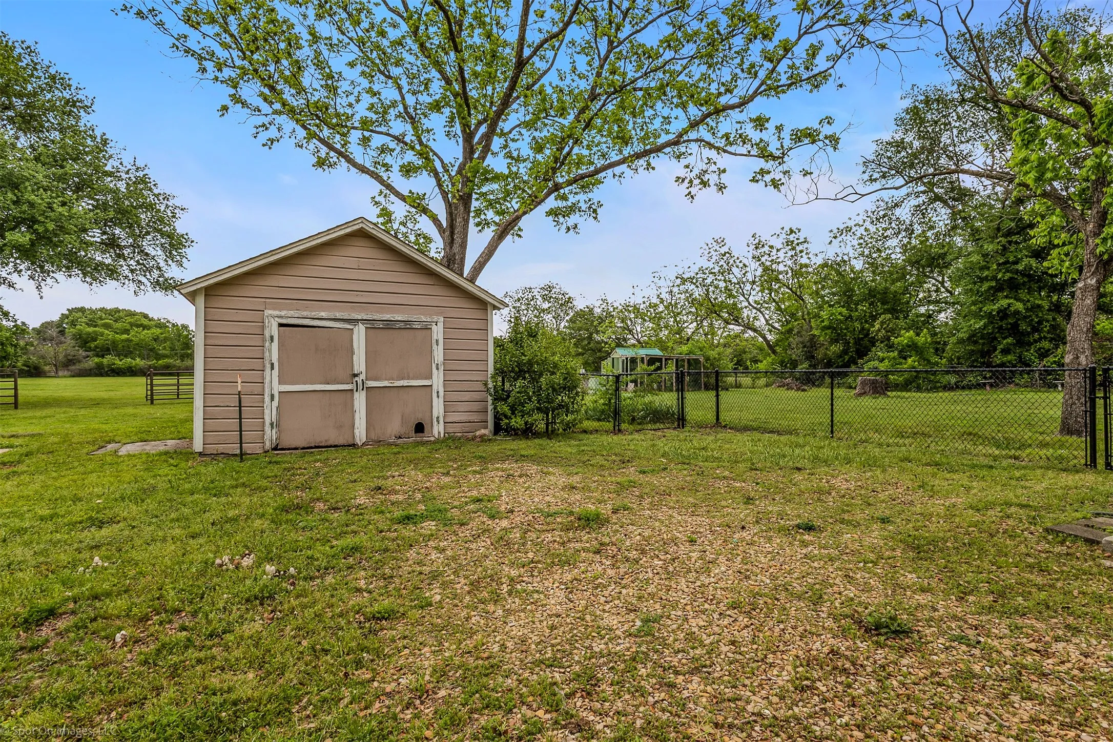 Single Family Residence For Sale in Kaufman County , 914 Griffith Avenue, Terrell, Texas 75160, 3 Bedroom, 2 Bathroom, 1 Garage spaces, 1,882 Sqft, built in 1950, Preowned, mls#21233164, Real Estate Agent in Terrell, Homes For Sale in Kaufman county, Homes For Sale in Terrell, Realtor in Terrell Texas, Real Estate Brokerage Independent Realty Texas, Luminita Cordes Realtor