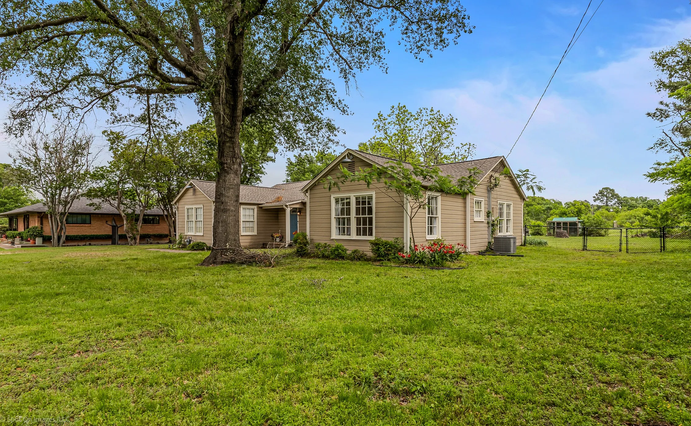 Single Family Residence For Sale in Kaufman County , 914 Griffith Avenue, Terrell, Texas 75160, 3 Bedroom, 2 Bathroom, 1 Garage spaces, 1,882 Sqft, built in 1950, Preowned, mls#21233164, Real Estate Agent in Terrell, Homes For Sale in Kaufman county, Homes For Sale in Terrell, Realtor in Terrell Texas, Real Estate Brokerage Independent Realty Texas, Luminita Cordes Realtor