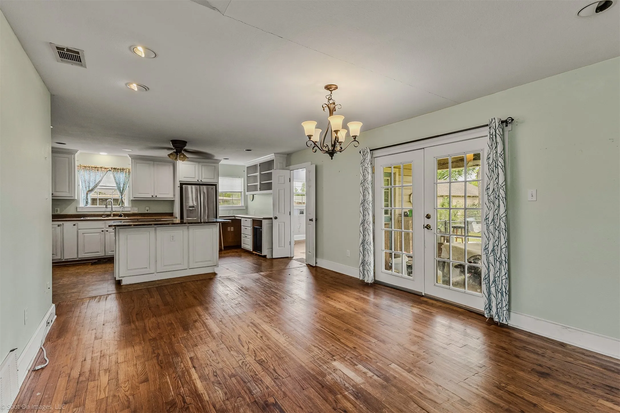 Single Family Residence For Sale in Kaufman County , 914 Griffith Avenue, Terrell, Texas 75160, 3 Bedroom, 2 Bathroom, 1 Garage spaces, 1,882 Sqft, built in 1950, Preowned, mls#21233164, Real Estate Agent in Terrell, Homes For Sale in Kaufman county, Homes For Sale in Terrell, Realtor in Terrell Texas, Real Estate Brokerage Independent Realty Texas, Luminita Cordes Realtor