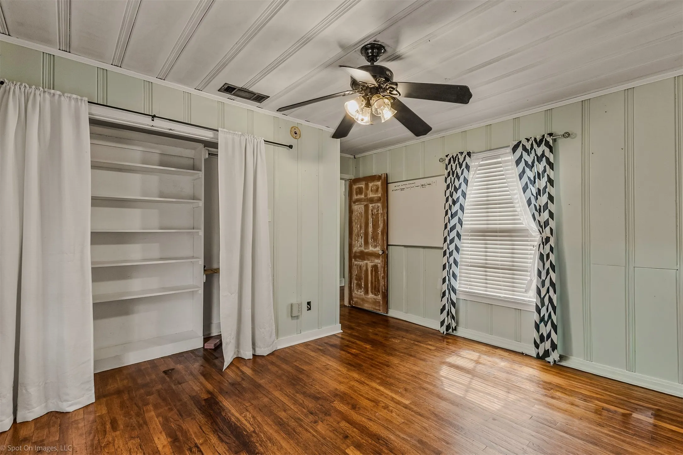 Single Family Residence For Sale in Kaufman County , 914 Griffith Avenue, Terrell, Texas 75160, 3 Bedroom, 2 Bathroom, 1 Garage spaces, 1,882 Sqft, built in 1950, Preowned, mls#21233164, Real Estate Agent in Terrell, Homes For Sale in Kaufman county, Homes For Sale in Terrell, Realtor in Terrell Texas, Real Estate Brokerage Independent Realty Texas, Luminita Cordes Realtor