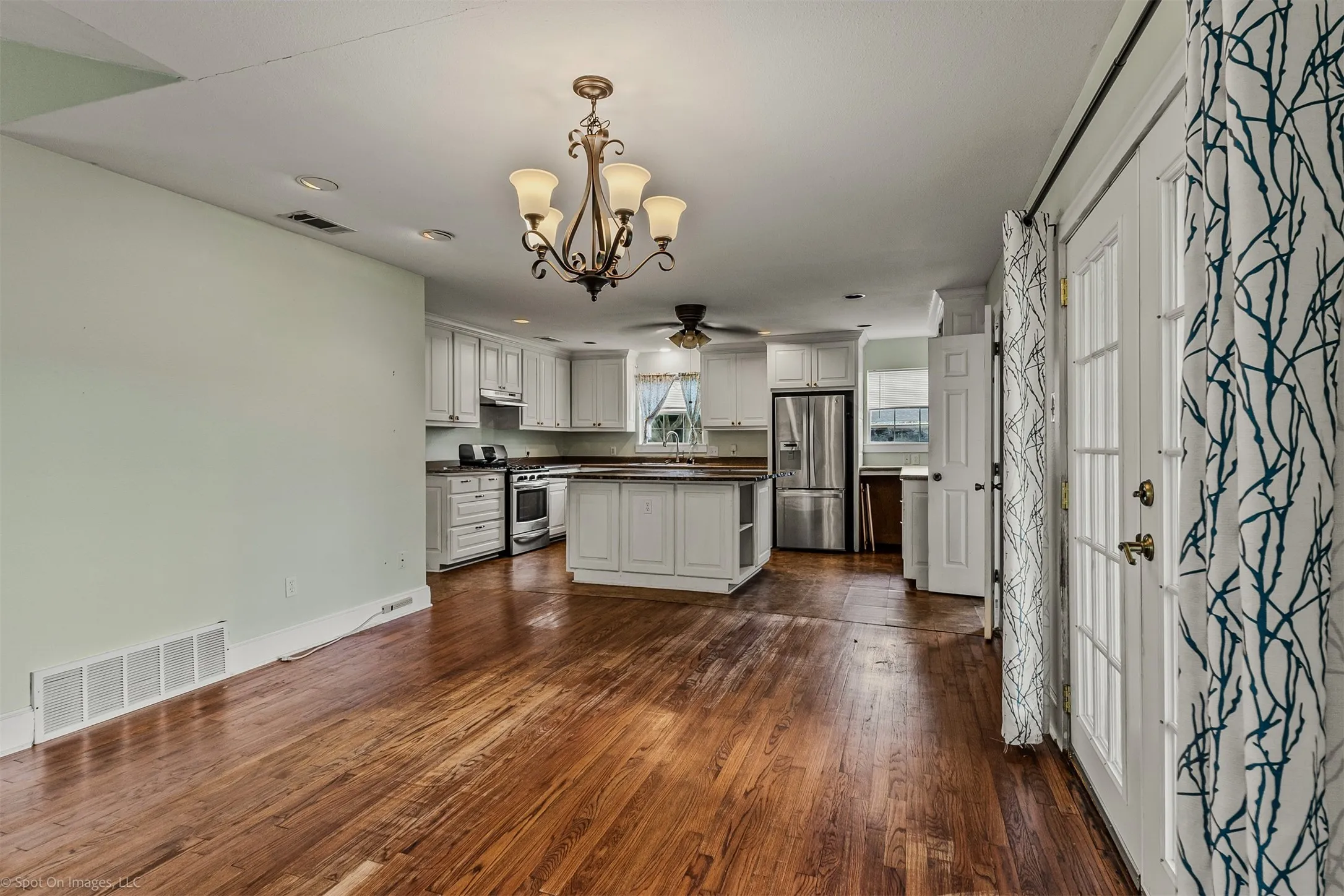 Single Family Residence For Sale in Kaufman County , 914 Griffith Avenue, Terrell, Texas 75160, 3 Bedroom, 2 Bathroom, 1 Garage spaces, 1,882 Sqft, built in 1950, Preowned, mls#21233164, Real Estate Agent in Terrell, Homes For Sale in Kaufman county, Homes For Sale in Terrell, Realtor in Terrell Texas, Real Estate Brokerage Independent Realty Texas, Luminita Cordes Realtor
