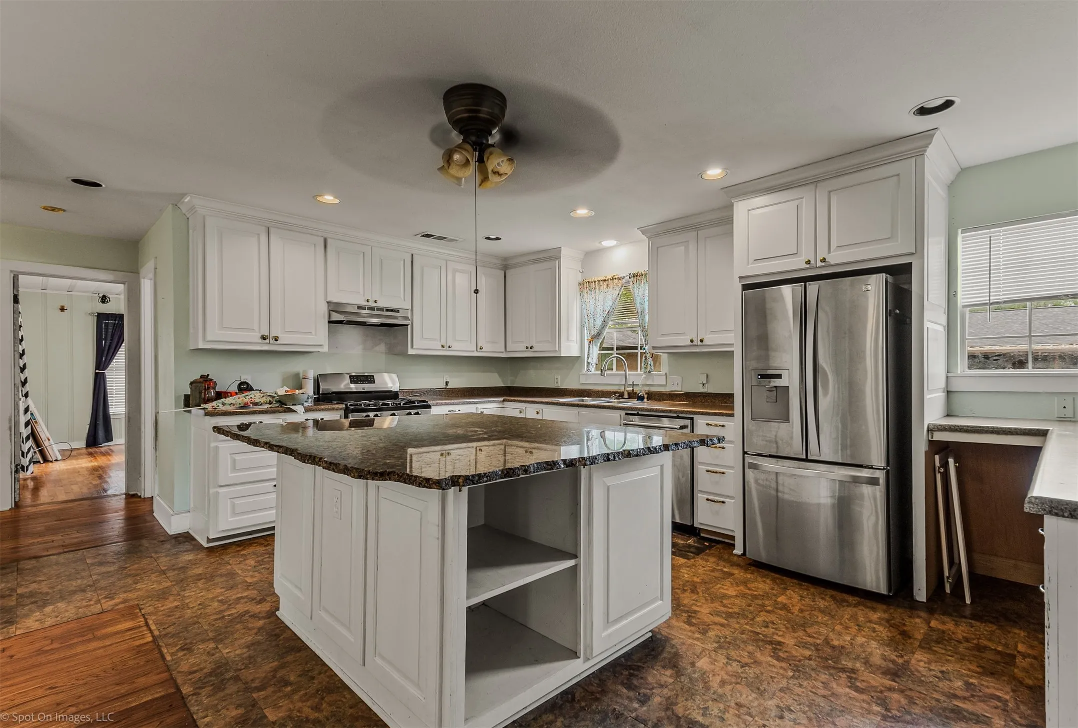 Single Family Residence For Sale in Kaufman County , 914 Griffith Avenue, Terrell, Texas 75160, 3 Bedroom, 2 Bathroom, 1 Garage spaces, 1,882 Sqft, built in 1950, Preowned, mls#21233164, Real Estate Agent in Terrell, Homes For Sale in Kaufman county, Homes For Sale in Terrell, Realtor in Terrell Texas, Real Estate Brokerage Independent Realty Texas, Luminita Cordes Realtor
