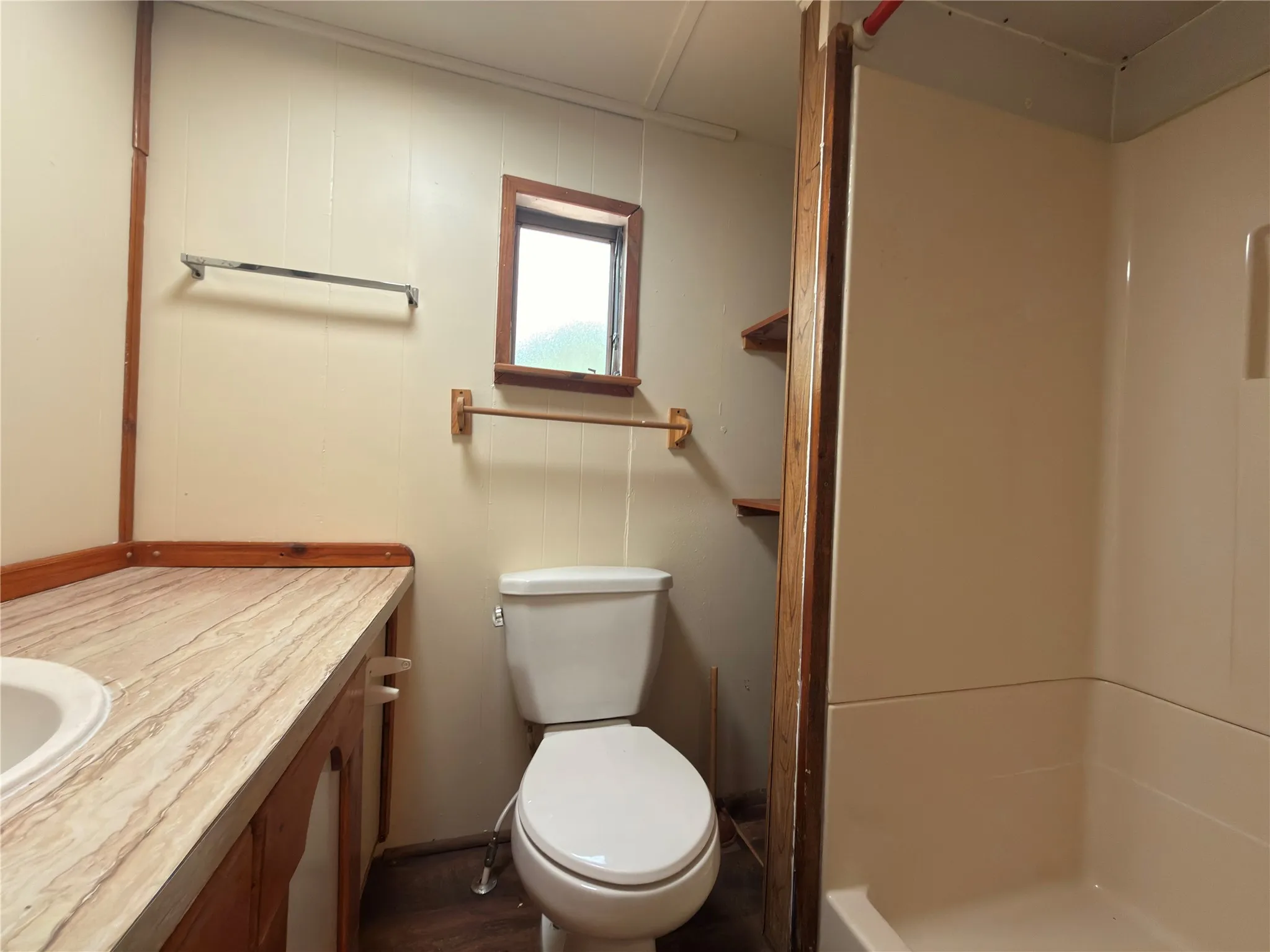 Mobile Home For Sale in Hunt County , 1300 Red Hawk Bay Drive, West Tawakoni, Texas 75474, 3 Bedroom, 2 Bathroom, Garage spaces, 924 Sqft, built in 1985, Preowned, mls#21242136, Real Estate Agent in West Tawakoni, Homes For Sale in Hunt county, Homes For Sale in West Tawakoni, Realtor in West Tawakoni Texas, Real Estate Brokerage Independent Realty Texas, Luminita Cordes Realtor