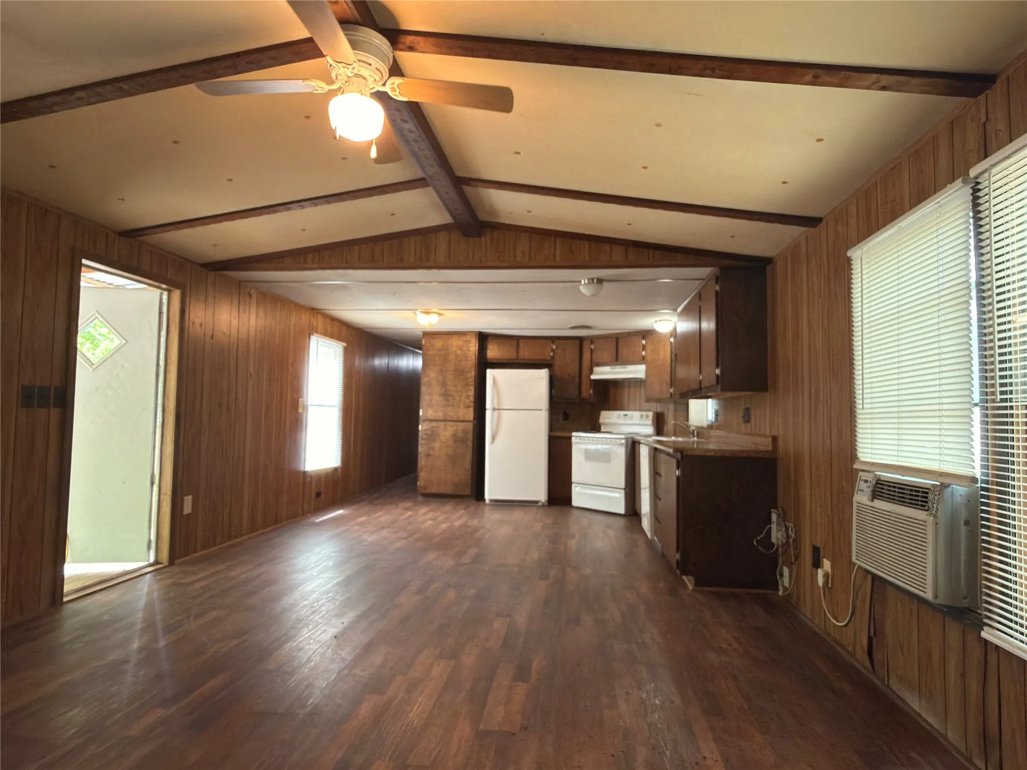 Mobile Home For Sale in Hunt County , 1300 Red Hawk Bay Drive, West Tawakoni, Texas 75474, 3 Bedroom, 2 Bathroom, Garage spaces, 924 Sqft, built in 1985, Preowned, mls#21242136, Real Estate Agent in West Tawakoni, Homes For Sale in Hunt county, Homes For Sale in West Tawakoni, Realtor in West Tawakoni Texas, Real Estate Brokerage Independent Realty Texas, Luminita Cordes Realtor