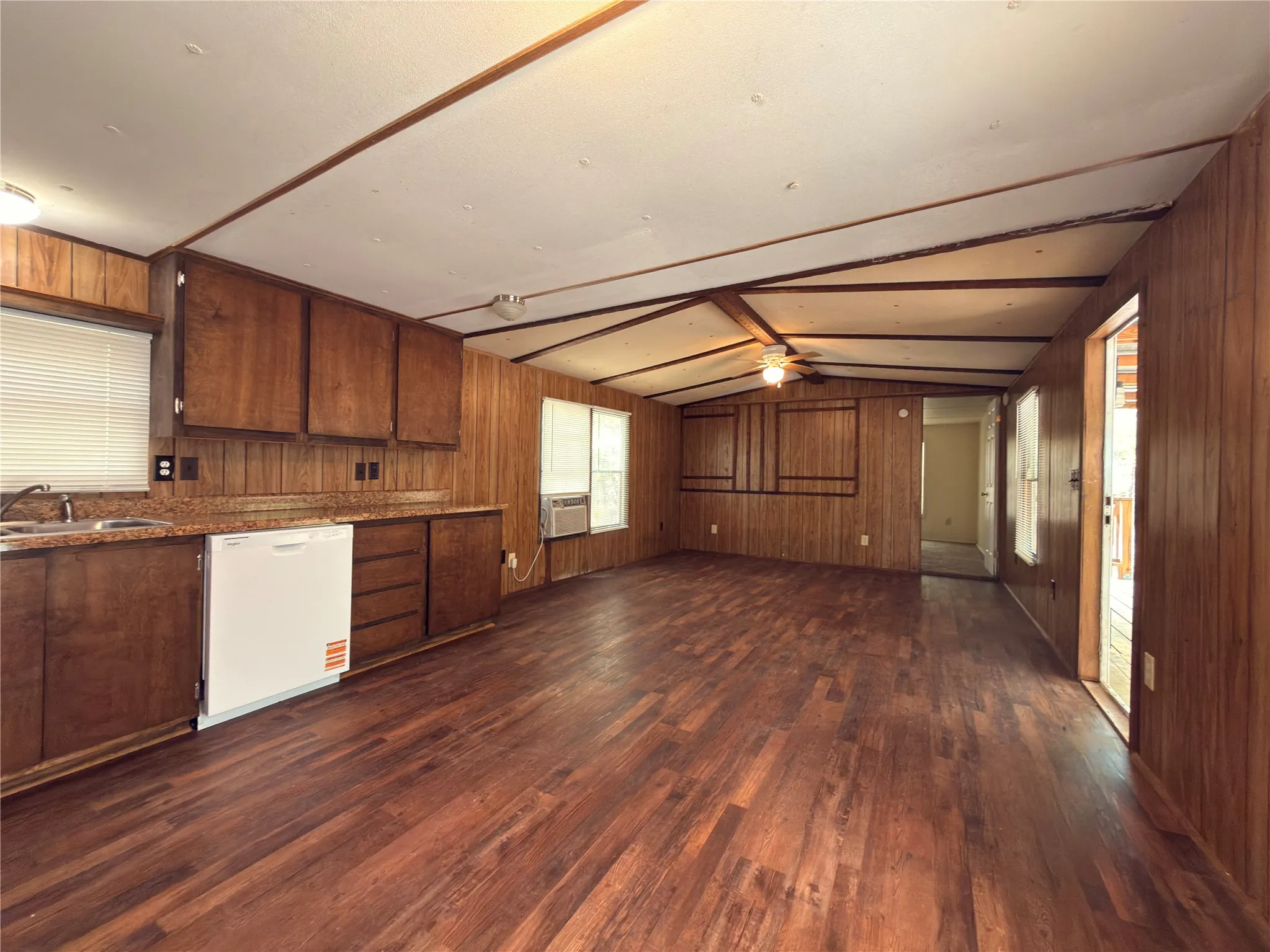 Mobile Home For Sale in Hunt County , 1300 Red Hawk Bay Drive, West Tawakoni, Texas 75474, 3 Bedroom, 2 Bathroom, Garage spaces, 924 Sqft, built in 1985, Preowned, mls#21242136, Real Estate Agent in West Tawakoni, Homes For Sale in Hunt county, Homes For Sale in West Tawakoni, Realtor in West Tawakoni Texas, Real Estate Brokerage Independent Realty Texas, Luminita Cordes Realtor
