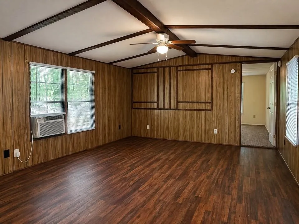 Mobile Home For Sale in Hunt County , 1300 Red Hawk Bay Drive, West Tawakoni, Texas 75474, 3 Bedroom, 2 Bathroom, Garage spaces, 924 Sqft, built in 1985, Preowned, mls#21242136, Real Estate Agent in West Tawakoni, Homes For Sale in Hunt county, Homes For Sale in West Tawakoni, Realtor in West Tawakoni Texas, Real Estate Brokerage Independent Realty Texas, Luminita Cordes Realtor