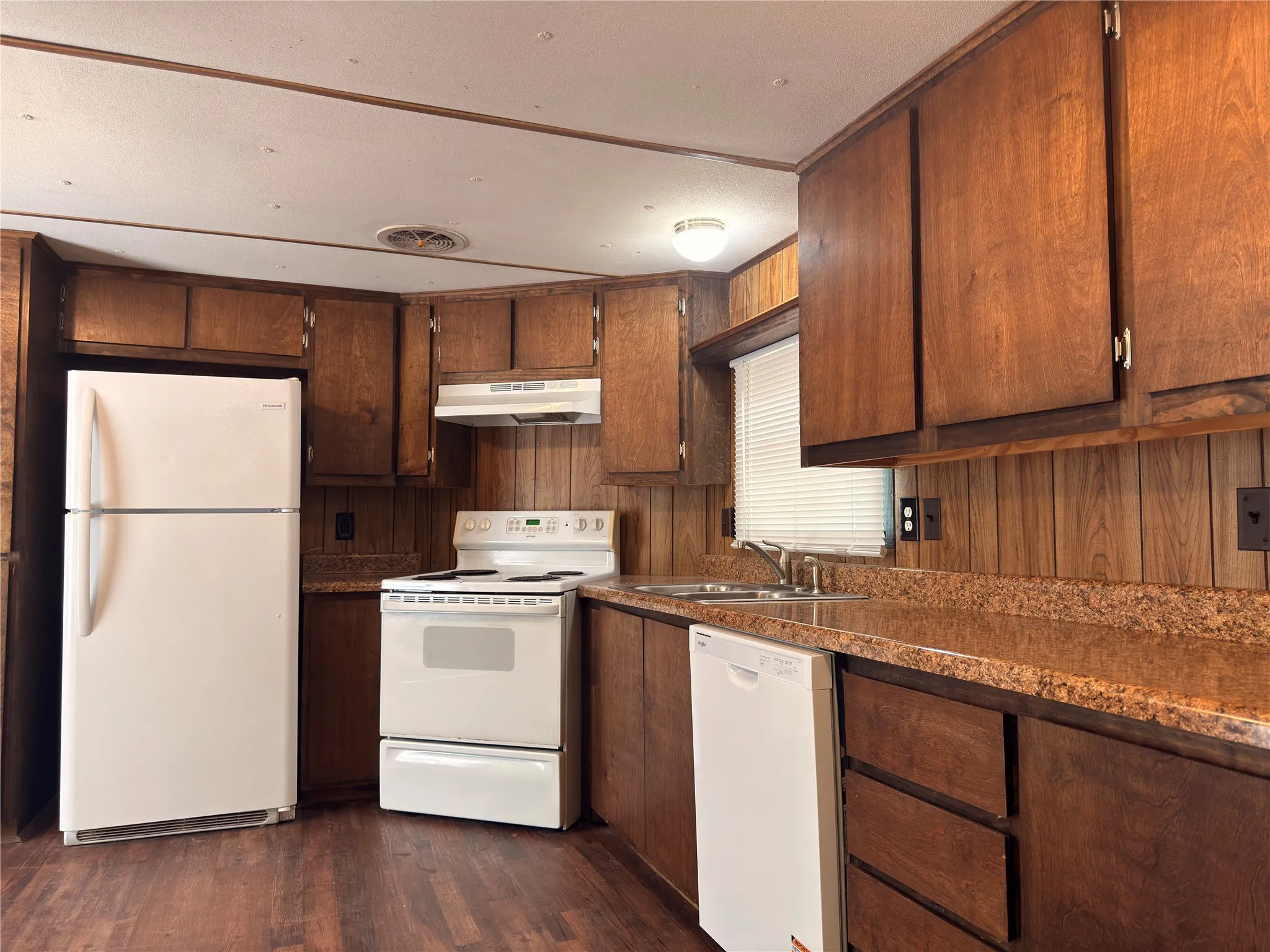 Mobile Home For Sale in Hunt County , 1300 Red Hawk Bay Drive, West Tawakoni, Texas 75474, 3 Bedroom, 2 Bathroom, Garage spaces, 924 Sqft, built in 1985, Preowned, mls#21242136, Real Estate Agent in West Tawakoni, Homes For Sale in Hunt county, Homes For Sale in West Tawakoni, Realtor in West Tawakoni Texas, Real Estate Brokerage Independent Realty Texas, Luminita Cordes Realtor