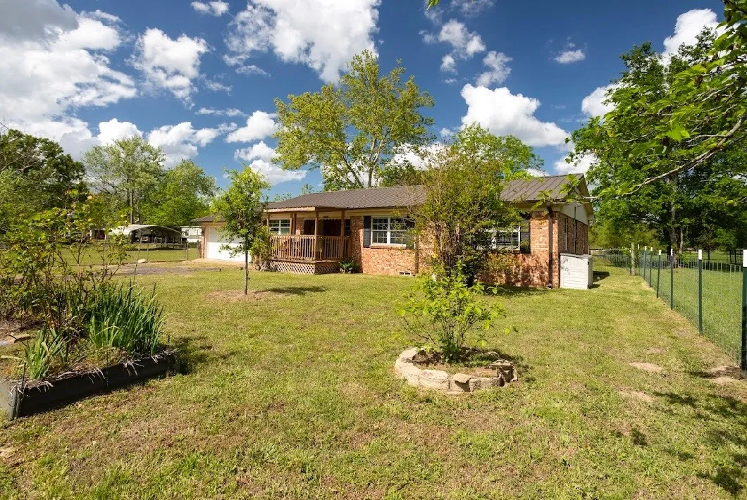 Single Family Residence For Sale in Van Zandt County , 1921 Fm 279, Ben Wheeler, Texas 75754, 3 Bedroom, 2 Bathroom, 2 Garage spaces, 1,943 Sqft, built in 1969, mls#21242159, Real Estate Agent in Ben Wheeler, Homes For Sale in Van Zandt county, Homes For Sale in Ben Wheeler, Realtor in Ben Wheeler Texas, Real Estate Brokerage Independent Realty Texas, Luminita Cordes Realtor