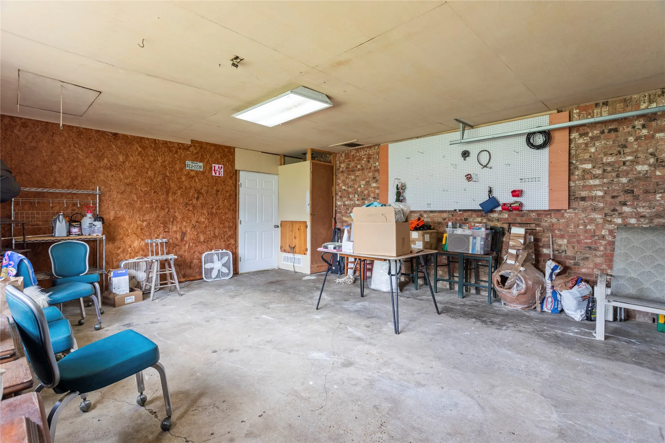 Single Family Residence For Sale in Van Zandt County , 1921 Fm 279, Ben Wheeler, Texas 75754, 3 Bedroom, 2 Bathroom, 2 Garage spaces, 1,943 Sqft, built in 1969, mls#21242159, Real Estate Agent in Ben Wheeler, Homes For Sale in Van Zandt county, Homes For Sale in Ben Wheeler, Realtor in Ben Wheeler Texas, Real Estate Brokerage Independent Realty Texas, Luminita Cordes Realtor