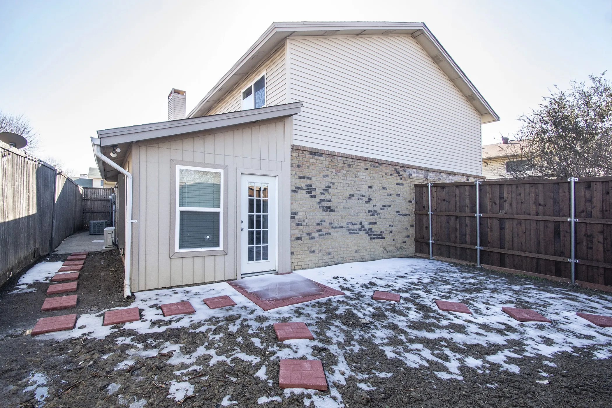 Townhouse For Rent in Dallas County , 2611 Via Cordova, Carrollton, Texas 75006, 4 Bedroom, 2 Bathroom, Garage spaces, 1,833 Sqft, built in 1973, mls#21242197, Real Estate Agent in Carrollton, Homes For Rent in Dallas county, Homes For Rent in Carrollton, Realtor in Carrollton Texas, Real Estate Brokerage Independent Realty Texas, Luminita Cordes Realtor
