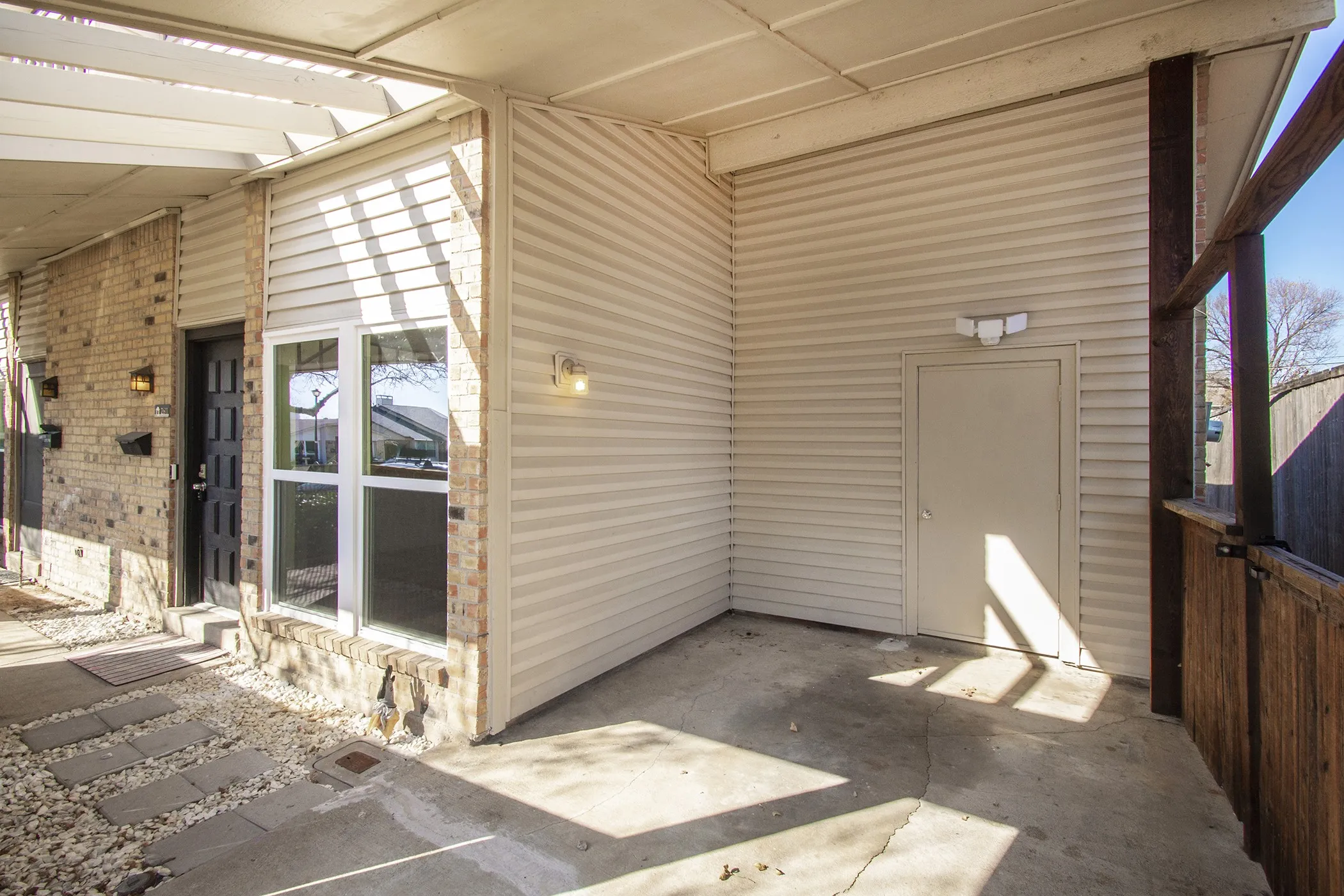 Townhouse For Rent in Dallas County , 2611 Via Cordova, Carrollton, Texas 75006, 4 Bedroom, 2 Bathroom, Garage spaces, 1,833 Sqft, built in 1973, mls#21242197, Real Estate Agent in Carrollton, Homes For Rent in Dallas county, Homes For Rent in Carrollton, Realtor in Carrollton Texas, Real Estate Brokerage Independent Realty Texas, Luminita Cordes Realtor