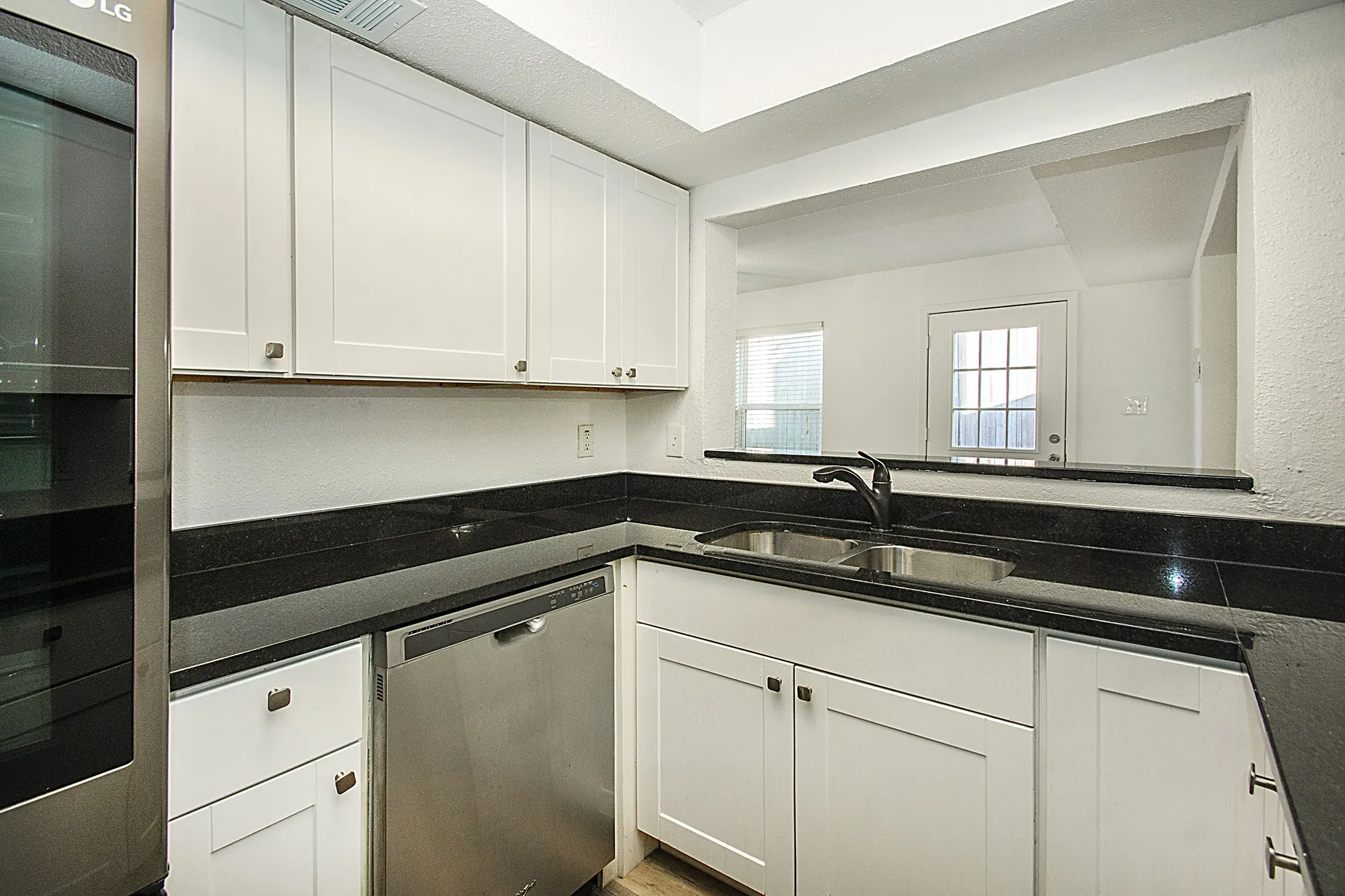 Townhouse For Rent in Dallas County , 2611 Via Cordova, Carrollton, Texas 75006, 4 Bedroom, 2 Bathroom, Garage spaces, 1,833 Sqft, built in 1973, mls#21242197, Real Estate Agent in Carrollton, Homes For Rent in Dallas county, Homes For Rent in Carrollton, Realtor in Carrollton Texas, Real Estate Brokerage Independent Realty Texas, Luminita Cordes Realtor