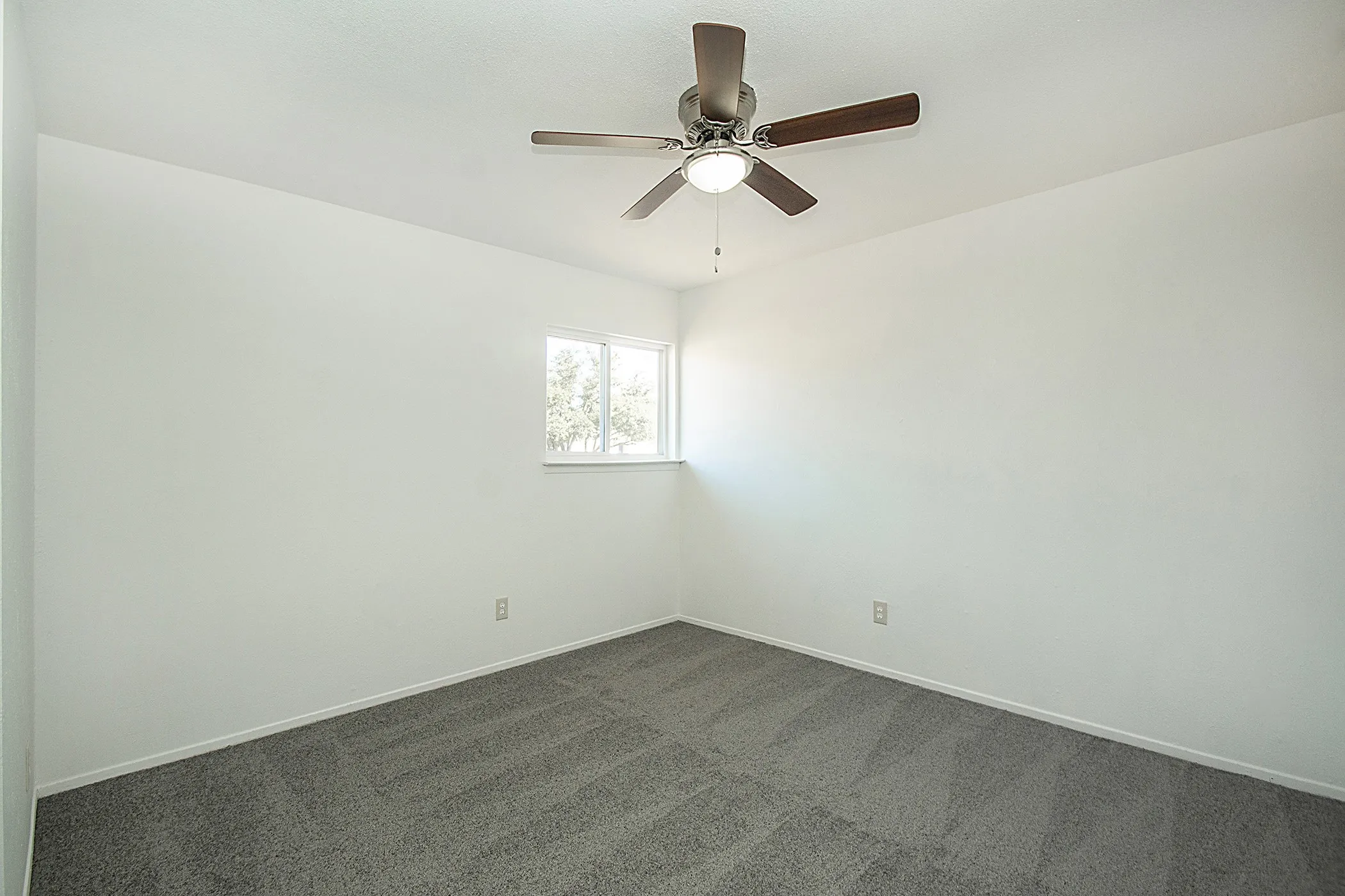 Townhouse For Rent in Dallas County , 2611 Via Cordova, Carrollton, Texas 75006, 4 Bedroom, 2 Bathroom, Garage spaces, 1,833 Sqft, built in 1973, mls#21242197, Real Estate Agent in Carrollton, Homes For Rent in Dallas county, Homes For Rent in Carrollton, Realtor in Carrollton Texas, Real Estate Brokerage Independent Realty Texas, Luminita Cordes Realtor