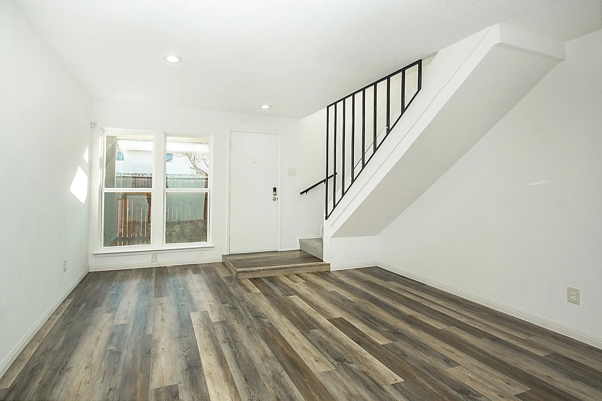 Townhouse For Rent in Dallas County , 2611 Via Cordova, Carrollton, Texas 75006, 4 Bedroom, 2 Bathroom, Garage spaces, 1,833 Sqft, built in 1973, mls#21242197, Real Estate Agent in Carrollton, Homes For Rent in Dallas county, Homes For Rent in Carrollton, Realtor in Carrollton Texas, Real Estate Brokerage Independent Realty Texas, Luminita Cordes Realtor