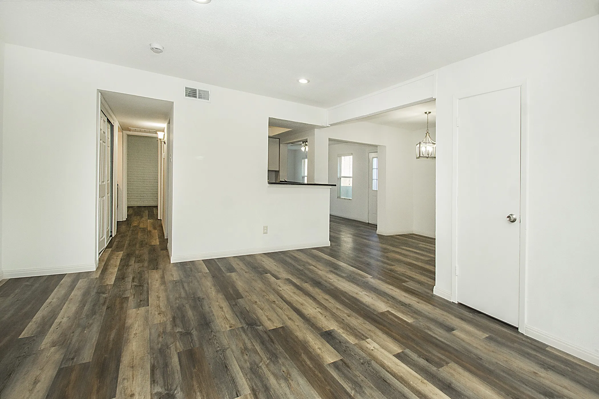 Townhouse For Rent in Dallas County , 2611 Via Cordova, Carrollton, Texas 75006, 4 Bedroom, 2 Bathroom, Garage spaces, 1,833 Sqft, built in 1973, mls#21242197, Real Estate Agent in Carrollton, Homes For Rent in Dallas county, Homes For Rent in Carrollton, Realtor in Carrollton Texas, Real Estate Brokerage Independent Realty Texas, Luminita Cordes Realtor