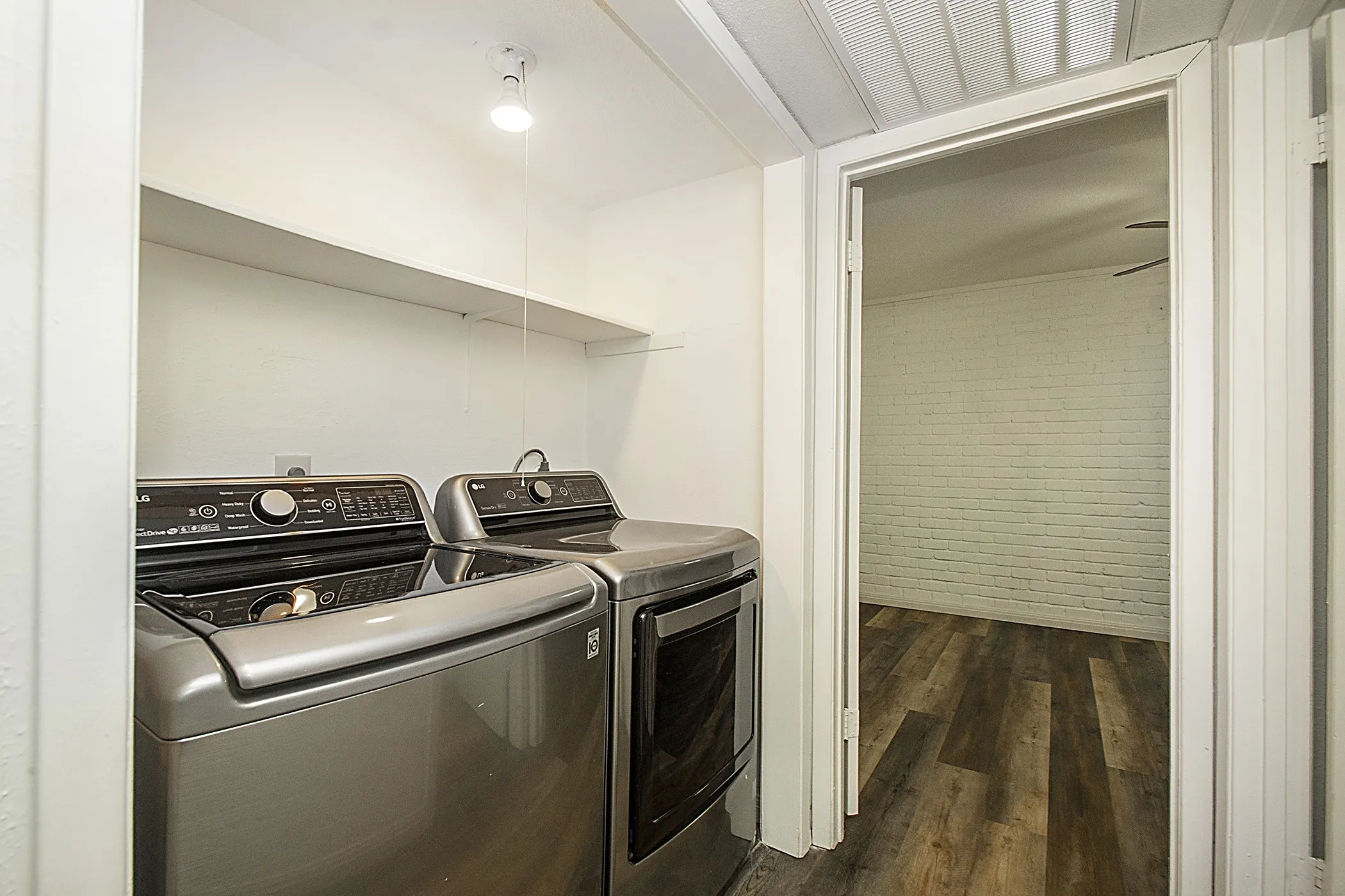 Townhouse For Rent in Dallas County , 2611 Via Cordova, Carrollton, Texas 75006, 4 Bedroom, 2 Bathroom, Garage spaces, 1,833 Sqft, built in 1973, mls#21242197, Real Estate Agent in Carrollton, Homes For Rent in Dallas county, Homes For Rent in Carrollton, Realtor in Carrollton Texas, Real Estate Brokerage Independent Realty Texas, Luminita Cordes Realtor