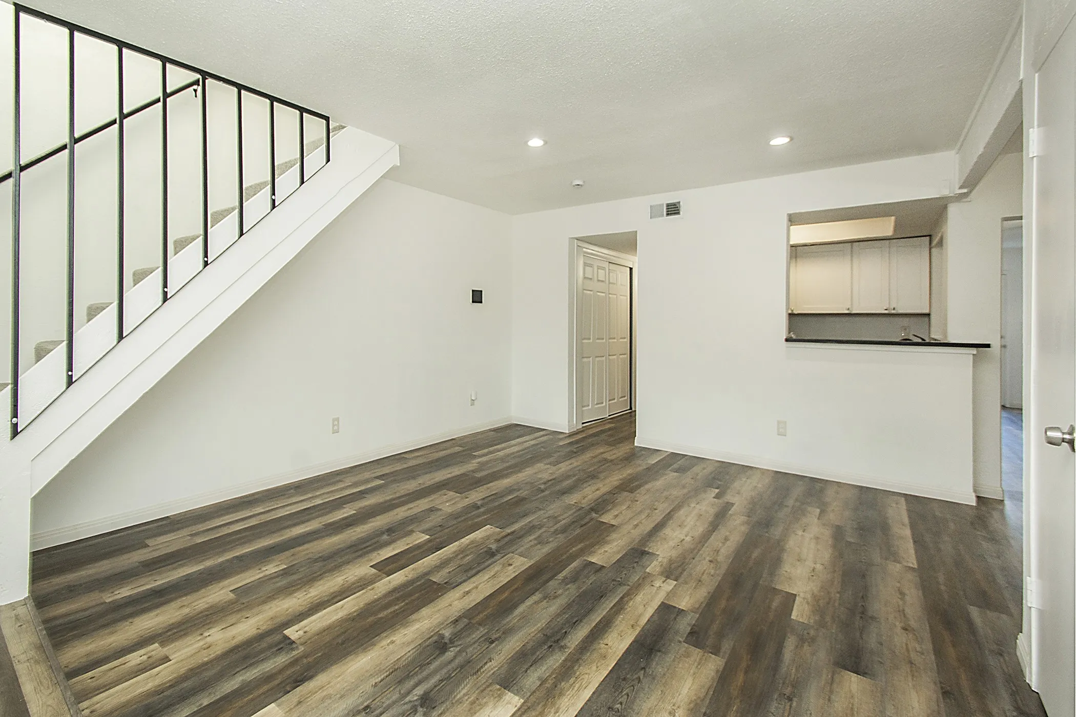 Townhouse For Rent in Dallas County , 2611 Via Cordova, Carrollton, Texas 75006, 4 Bedroom, 2 Bathroom, Garage spaces, 1,833 Sqft, built in 1973, mls#21242197, Real Estate Agent in Carrollton, Homes For Rent in Dallas county, Homes For Rent in Carrollton, Realtor in Carrollton Texas, Real Estate Brokerage Independent Realty Texas, Luminita Cordes Realtor