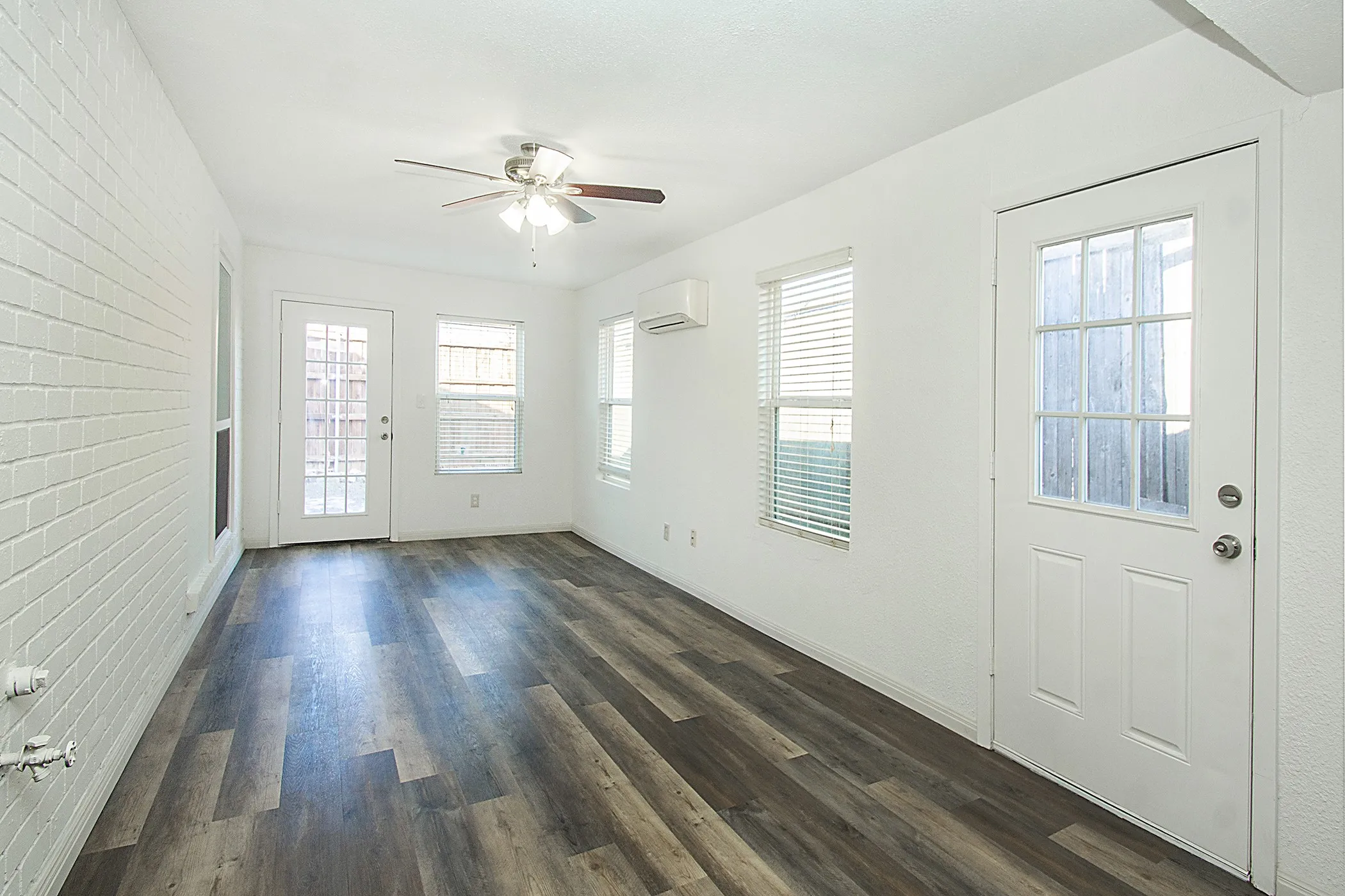 Townhouse For Rent in Dallas County , 2611 Via Cordova, Carrollton, Texas 75006, 4 Bedroom, 2 Bathroom, Garage spaces, 1,833 Sqft, built in 1973, mls#21242197, Real Estate Agent in Carrollton, Homes For Rent in Dallas county, Homes For Rent in Carrollton, Realtor in Carrollton Texas, Real Estate Brokerage Independent Realty Texas, Luminita Cordes Realtor