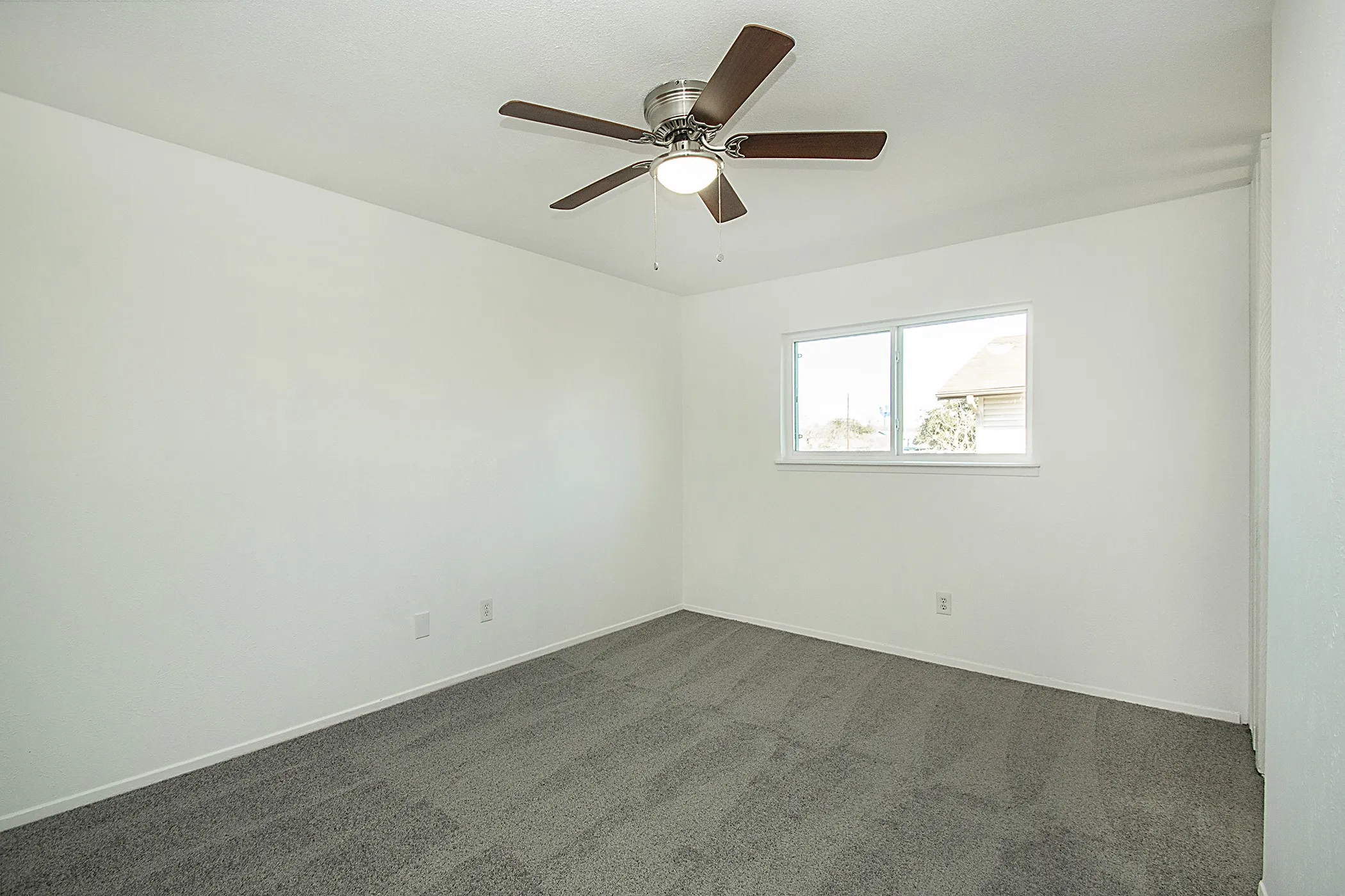 Townhouse For Rent in Dallas County , 2611 Via Cordova, Carrollton, Texas 75006, 4 Bedroom, 2 Bathroom, Garage spaces, 1,833 Sqft, built in 1973, mls#21242197, Real Estate Agent in Carrollton, Homes For Rent in Dallas county, Homes For Rent in Carrollton, Realtor in Carrollton Texas, Real Estate Brokerage Independent Realty Texas, Luminita Cordes Realtor