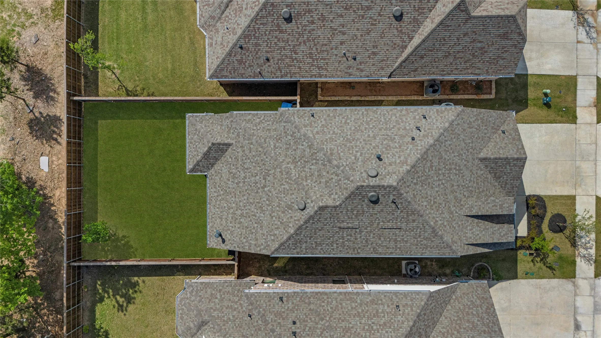 Single Family Residence For Sale in Grayson County , 3906 Southbend Drive, Denison, Texas 75020, 4 Bedroom, 3 Bathroom, 2 Garage spaces, 2,262 Sqft, built in 2022, Preowned, mls#21241010, Real Estate Agent in Denison, Homes For Sale in Grayson county, Homes For Sale in Denison, Realtor in Denison Texas, Real Estate Brokerage Independent Realty Texas, Luminita Cordes Realtor