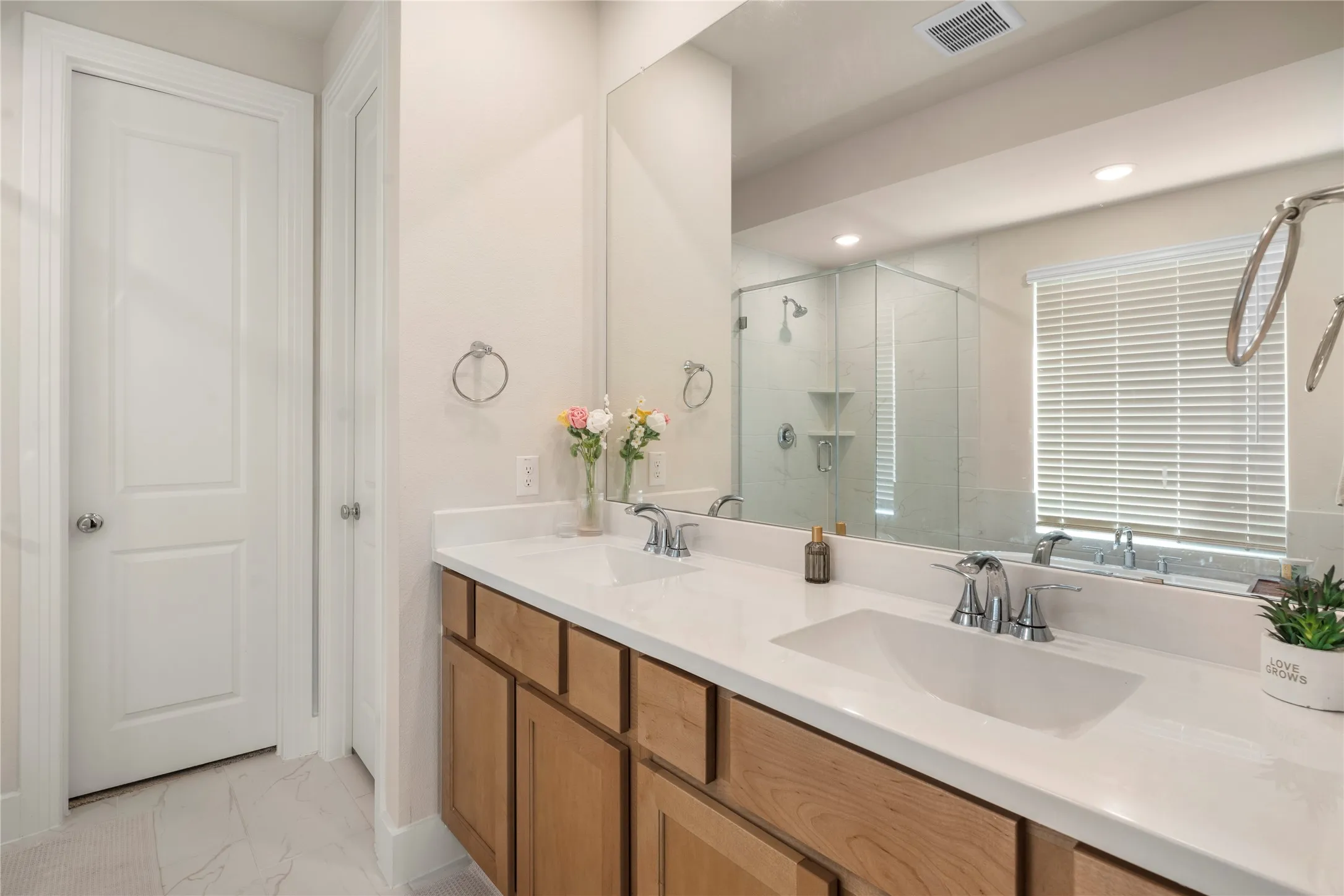Single Family Residence For Sale in Grayson County , 3906 Southbend Drive, Denison, Texas 75020, 4 Bedroom, 3 Bathroom, 2 Garage spaces, 2,262 Sqft, built in 2022, Preowned, mls#21241010, Real Estate Agent in Denison, Homes For Sale in Grayson county, Homes For Sale in Denison, Realtor in Denison Texas, Real Estate Brokerage Independent Realty Texas, Luminita Cordes Realtor