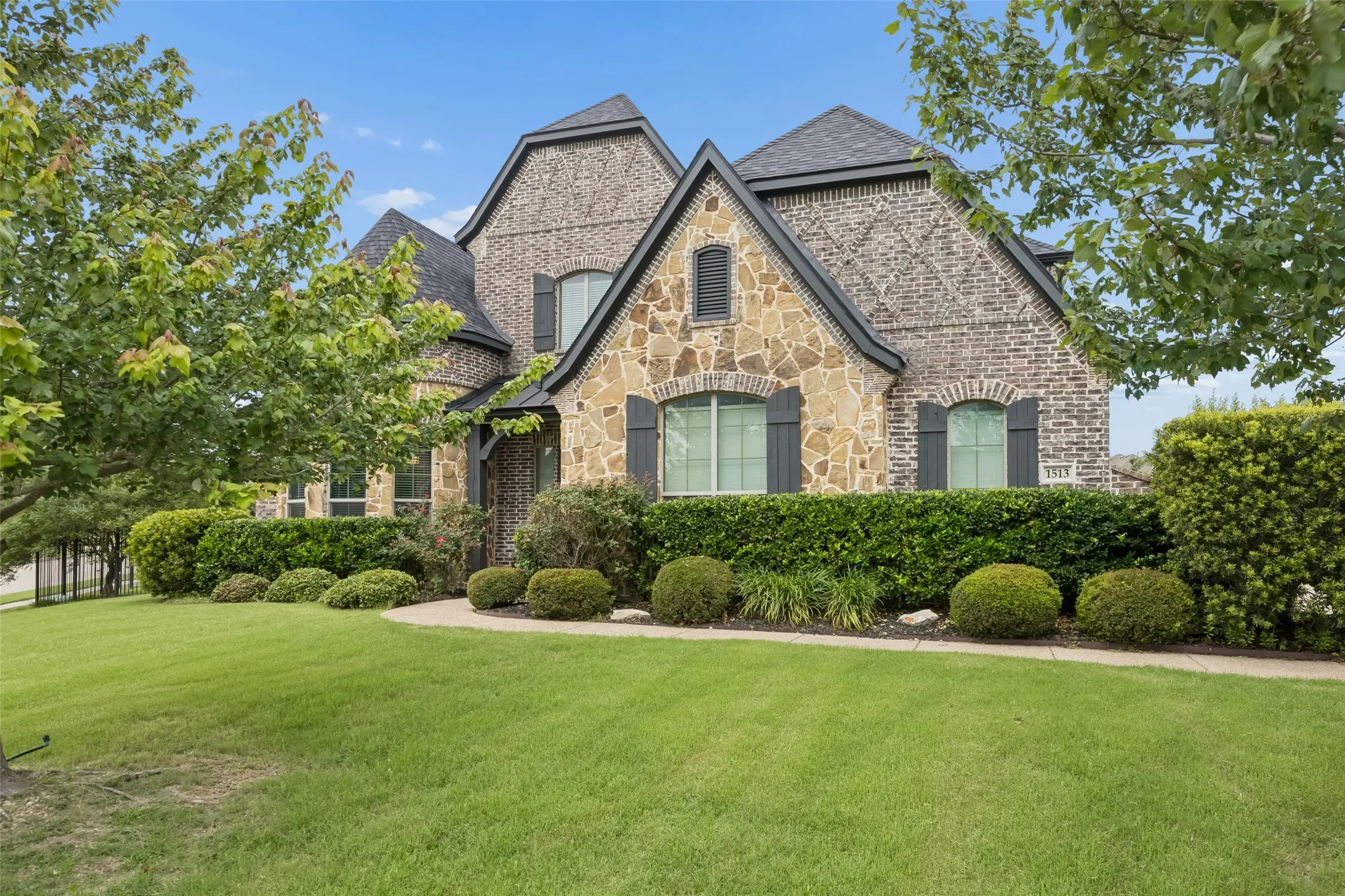 Single Family Residence For Sale in Grayson County , 1513 Bearpath Way, Gunter, Texas 75058, 4 Bedroom, 4 Bathroom, 3 Garage spaces, 3,888 Sqft, built in 2015, mls#21224060, Real Estate Agent in Gunter, Homes For Sale in Grayson county, Homes For Sale in Gunter, Realtor in Gunter Texas, Real Estate Brokerage Independent Realty Texas, Luminita Cordes Realtor