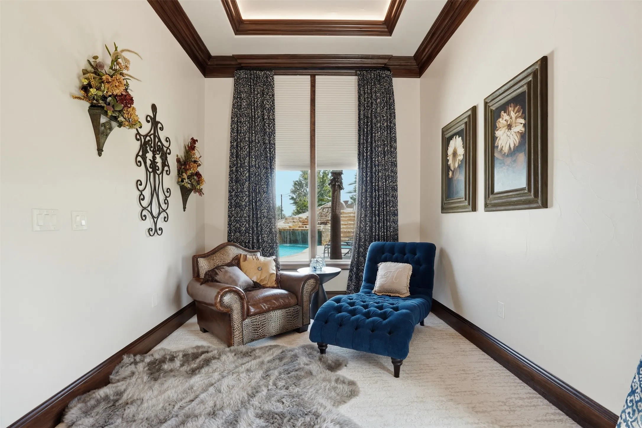 Sitting room in primary suite