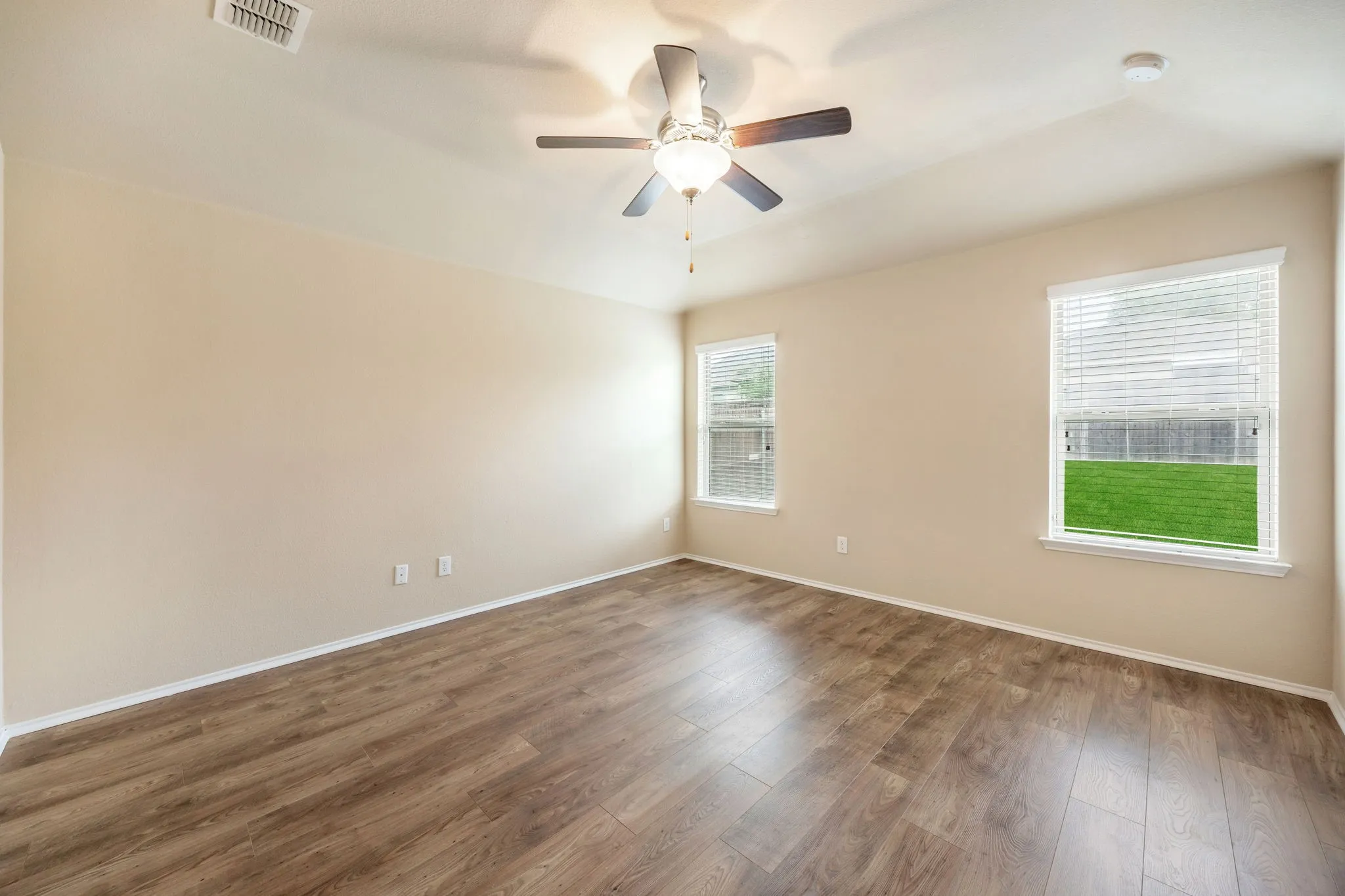 Single Family Residence For Sale in Denton County , 709 Cheyenne Drive, Aubrey, Texas 76227, 4 Bedroom, 3 Bathroom, 2 Garage spaces, 2,372 Sqft, built in 2015, Preowned, mls#21241096, Real Estate Agent in Aubrey, Homes For Sale in Denton county, Homes For Sale in Aubrey, Realtor in Aubrey Texas, Real Estate Brokerage Independent Realty Texas, Luminita Cordes Realtor