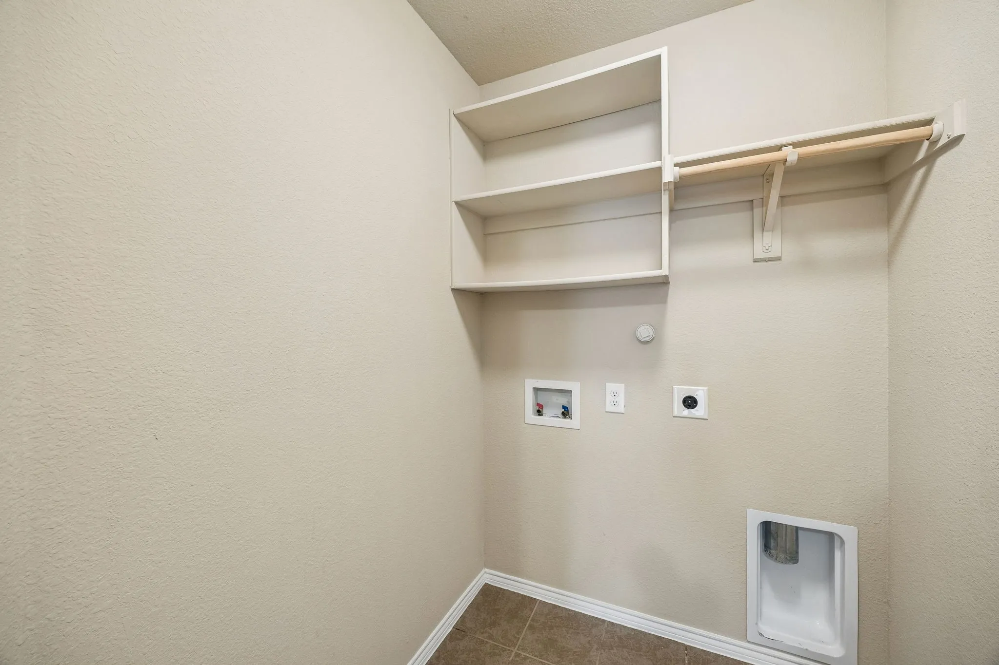 Single Family Residence For Sale in Denton County , 709 Cheyenne Drive, Aubrey, Texas 76227, 4 Bedroom, 3 Bathroom, 2 Garage spaces, 2,372 Sqft, built in 2015, Preowned, mls#21241096, Real Estate Agent in Aubrey, Homes For Sale in Denton county, Homes For Sale in Aubrey, Realtor in Aubrey Texas, Real Estate Brokerage Independent Realty Texas, Luminita Cordes Realtor