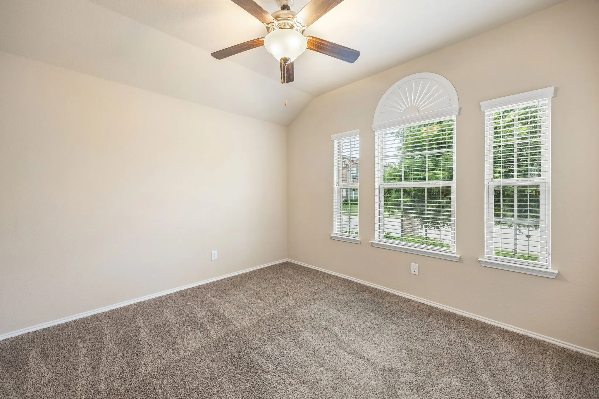 Single Family Residence For Sale in Denton County , 709 Cheyenne Drive, Aubrey, Texas 76227, 4 Bedroom, 3 Bathroom, 2 Garage spaces, 2,372 Sqft, built in 2015, Preowned, mls#21241096, Real Estate Agent in Aubrey, Homes For Sale in Denton county, Homes For Sale in Aubrey, Realtor in Aubrey Texas, Real Estate Brokerage Independent Realty Texas, Luminita Cordes Realtor