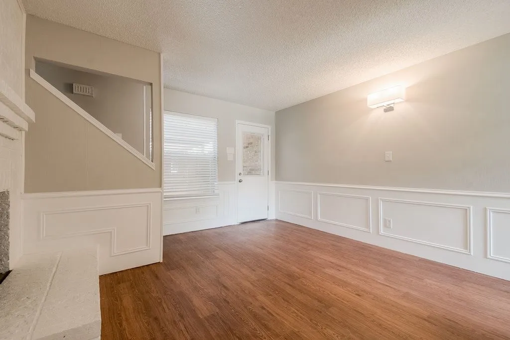 Townhouse For Sale in Tarrant County , 520 Pecan Acres Ct, Arlington, Texas 76013, 2 Bedroom, 2 Bathroom, Garage spaces, 1,120 Sqft, built in 1981, mls#21238615, Real Estate Agent in Arlington, Homes For Sale in Tarrant county, Homes For Sale in Arlington, Realtor in Arlington Texas, Real Estate Brokerage Independent Realty Texas, Luminita Cordes Realtor
